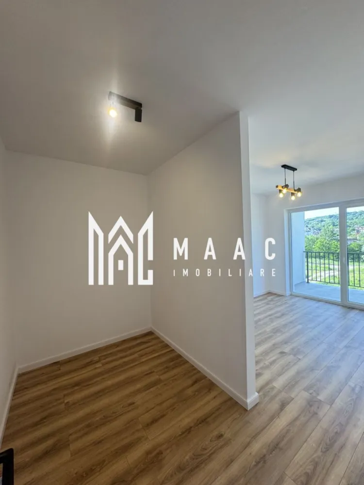 Apartament NOU 3 Camere | Etaj 2 | Zona Centrala | Tva Deductibil - MAAC Imobiliare vă propune spre vânzare un apartament modern cu 3 camere, situat într-o zonă centrală, la etajul 2, cu vedere panoramică și o suprafață utilă de 92 mp.

Compartimentarea este practică și generoasă, iar proprietatea beneficiază de TVA deductibil:

* dormitor matrimonial cu baie proprie, dressing și ieșire pe terasă;
* al doilea dormitor;
* living spațios cu bucătărie open-space și ieșire pe terasa generoasă cu vedere spre râul Olănești;
* 2 băi complet utilate;
* terasă;
* loc de parcare exterior.

Apartamentul se vinde complet mobilat și utilat, fiind pregătit pentru mutare imediată.

Dotări și beneficii:

* centrală termică proprie;
* aer condiționat;
* lustre moderne;
* bucătărie complet echipată: frigider, plită, cuptor, hotă;
* mașină de spălat vase incorporată;
* mașină de spălat rufe incorporată;
* băi mobilate și complet utilate;
* finisaje moderne și mobilier de calitate.

Proprietatea este ideală atât pentru locuit, cât și pentru investiție, datorită poziției excelente și compartimentării eficiente.

Pentru mai multe detalii sau programarea unei vizionări, echipa MAAC Imobiliare vă stă la dispoziție.
CP3120033