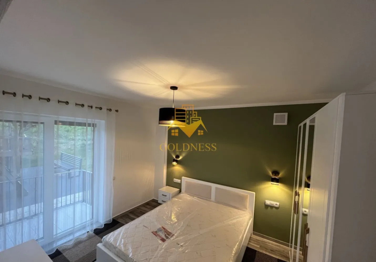 2 camere, Buna ziua, Bloc Nou, Parcare, Lidl, Calea Turzii, Fagului - GOLDNESS Imobiliare vă propune spre închiriere un apartament cu 2 camere complet mobilat și utilat, la Parter într-un imobil de etaje 4, în Cartierul Buna ziua.
Dispune de loc de parcare subteran!
Se află în apropierea stațiilor de transport în comun, magazine, restaurante, spații verzi, farmacii, etc. 

Apartamentul este compartimentat astfel:
 - dormitor cu pat matrimonial, dressing, noptiere
 - living cu canapea extensibilă 
 - bucătărie open space complet utilată și mobilată, loc de servit masa 
 - baie cu dus walkin, calorifer port prosop și dulap pentru depozitare.
 - balcon 5mp.

Imobilul este dotat cu toate cele necesare- centrală proprie, frigider, aragaz, hotă, mașină de spălat haine, etc. 

Dacă sunteți interesați de acest apartament și doriți să îl vizionați, dar și pentru alte oferte nu ezitați să ne contactați telefonic sau prin e-mail. Vă stăm la dispoziție!
Pentru intermediere se percepe un comision de 50% din prețul chiriei!
