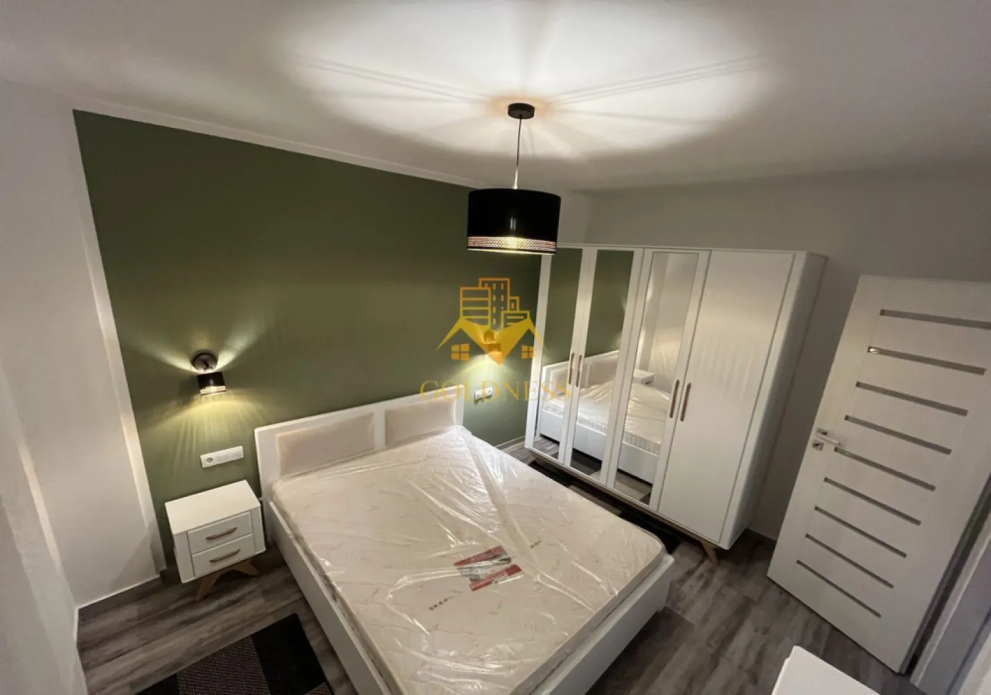 2 camere, Buna ziua, Bloc Nou, Parcare, Lidl, Calea Turzii, Fagului - GOLDNESS Imobiliare vă propune spre închiriere un apartament cu 2 camere complet mobilat și utilat, la Parter într-un imobil de etaje 4, în Cartierul Buna ziua.
Dispune de loc de parcare subteran!
Se află în apropierea stațiilor de transport în comun, magazine, restaurante, spații verzi, farmacii, etc. 

Apartamentul este compartimentat astfel:
 - dormitor cu pat matrimonial, dressing, noptiere
 - living cu canapea extensibilă 
 - bucătărie open space complet utilată și mobilată, loc de servit masa 
 - baie cu dus walkin, calorifer port prosop și dulap pentru depozitare.
 - balcon 5mp.

Imobilul este dotat cu toate cele necesare- centrală proprie, frigider, aragaz, hotă, mașină de spălat haine, etc. 

Dacă sunteți interesați de acest apartament și doriți să îl vizionați, dar și pentru alte oferte nu ezitați să ne contactați telefonic sau prin e-mail. Vă stăm la dispoziție!
Pentru intermediere se percepe un comision de 50% din prețul chiriei!