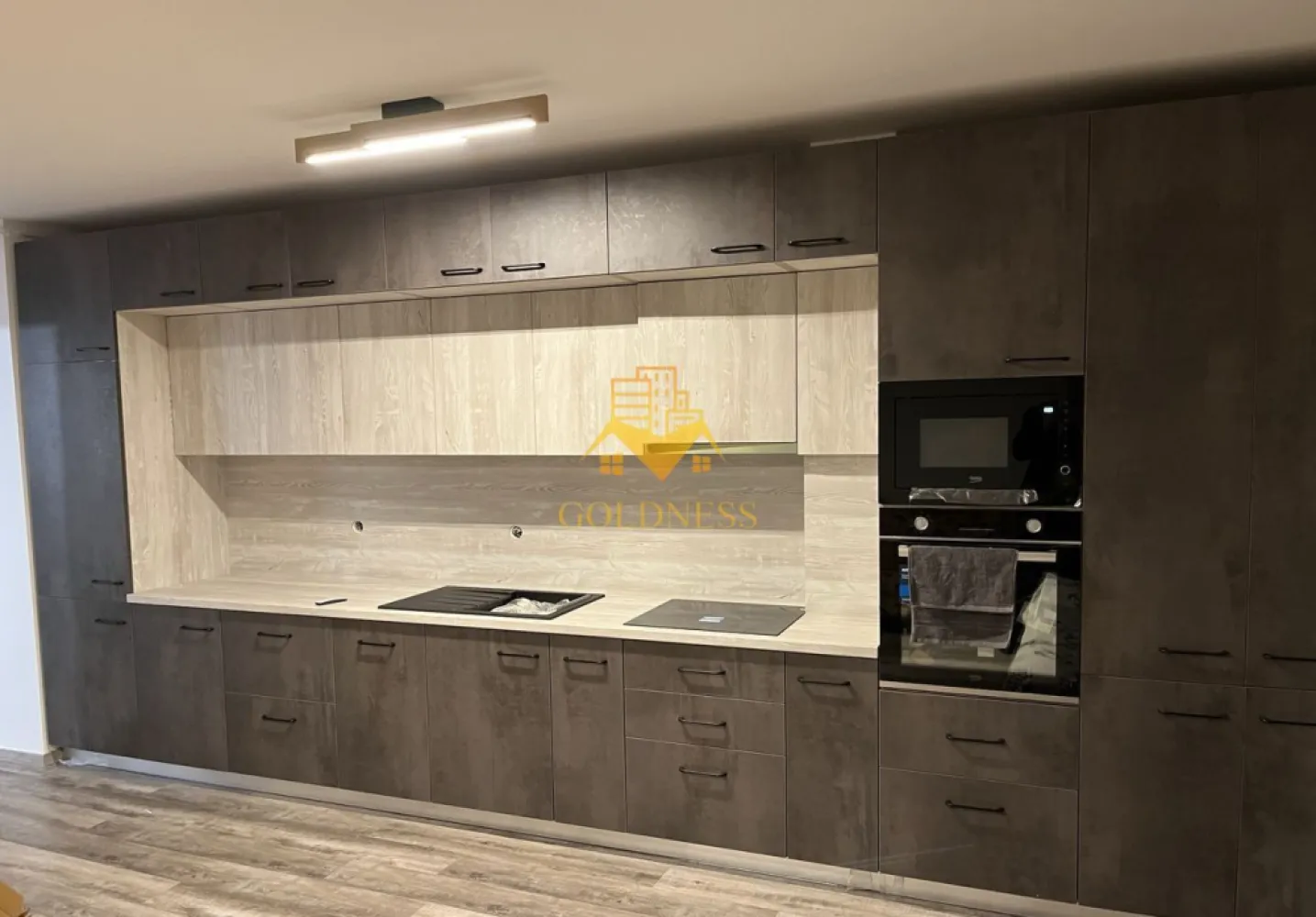 2 camere, Buna ziua, Bloc Nou, Parcare, Lidl, Calea Turzii, Fagului - GOLDNESS Imobiliare vă propune spre închiriere un apartament cu 2 camere complet mobilat și utilat, la Parter într-un imobil de etaje 4, în Cartierul Buna ziua.
Dispune de loc de parcare subteran!
Se află în apropierea stațiilor de transport în comun, magazine, restaurante, spații verzi, farmacii, etc. 

Apartamentul este compartimentat astfel:
 - dormitor cu pat matrimonial, dressing, noptiere
 - living cu canapea extensibilă 
 - bucătărie open space complet utilată și mobilată, loc de servit masa 
 - baie cu dus walkin, calorifer port prosop și dulap pentru depozitare.
 - balcon 5mp.

Imobilul este dotat cu toate cele necesare- centrală proprie, frigider, aragaz, hotă, mașină de spălat haine, etc. 

Dacă sunteți interesați de acest apartament și doriți să îl vizionați, dar și pentru alte oferte nu ezitați să ne contactați telefonic sau prin e-mail. Vă stăm la dispoziție!
Pentru intermediere se percepe un comision de 50% din prețul chiriei!