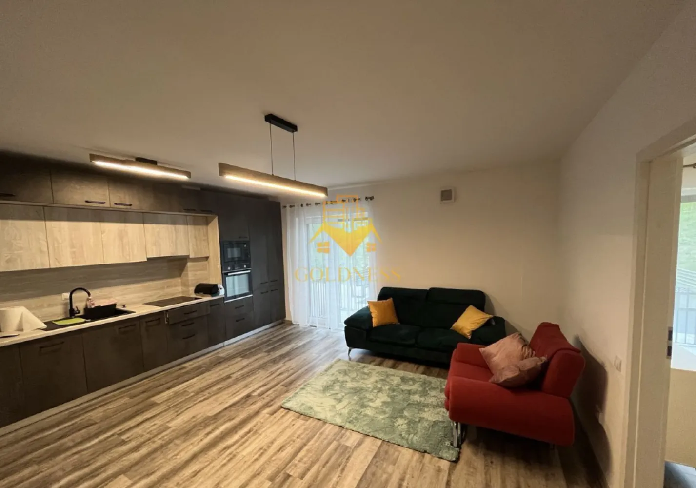 2 camere, Buna ziua, Bloc Nou, Parcare, Lidl, Calea Turzii, Fagului - GOLDNESS Imobiliare vă propune spre închiriere un apartament cu 2 camere complet mobilat și utilat, la Parter într-un imobil de etaje 4, în Cartierul Buna ziua.
Dispune de loc de parcare subteran!
Se află în apropierea stațiilor de transport în comun, magazine, restaurante, spații verzi, farmacii, etc. 

Apartamentul este compartimentat astfel:
 - dormitor cu pat matrimonial, dressing, noptiere
 - living cu canapea extensibilă 
 - bucătărie open space complet utilată și mobilată, loc de servit masa 
 - baie cu dus walkin, calorifer port prosop și dulap pentru depozitare.
 - balcon 5mp.

Imobilul este dotat cu toate cele necesare- centrală proprie, frigider, aragaz, hotă, mașină de spălat haine, etc. 

Dacă sunteți interesați de acest apartament și doriți să îl vizionați, dar și pentru alte oferte nu ezitați să ne contactați telefonic sau prin e-mail. Vă stăm la dispoziție!
Pentru intermediere se percepe un comision de 50% din prețul chiriei!