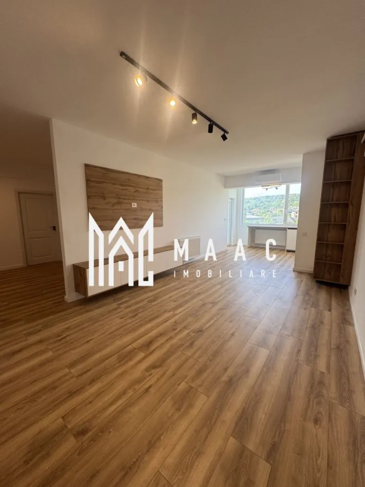 Apartament NOU 2 Camere | Etaj 2 | Zona Centrala | Tva Deductibil - MAAC Imobiliare vă propune spre vânzare un apartament modern cu 2 camere, situat într-o zonă centrală, la etajul 2, cu vedere panoramică și o suprafață utilă de 68 mp.

Compartimentarea este practică și generoasă, iar proprietatea beneficiază de TVA deductibil:

*dormitor cu ieșire pe terasă;
* living spațios cu bucătărie open-space și ieșire pe terasa generoasă cu vedere spre Dealul Capela
* baie complet utilata si mobilata
* terasă;
* loc de parcare exterior.

Apartamentul se vinde complet mobilat și utilat, fiind pregătit pentru mutare imediată.

Dotări și beneficii:

* centrală termică proprie;
* lustre moderne;
* bucătărie complet echipată: frigider, plită, cuptor, hotă;
* mașină de spălat vase incorporată;
* mașină de spălat rufe incorporată;
* finisaje moderne și mobilier de calitate.

Proprietatea este ideală atât pentru locuit, cât și pentru investiție, datorită poziției excelente și compartimentării eficiente.

Pentru mai multe detalii sau programarea unei vizionări, echipa MAAC Imobiliare vă stă la dispoziție.
CP3120164