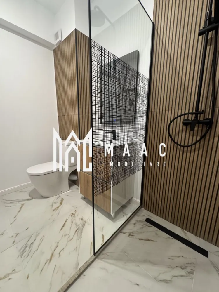 Apartament NOU 2 Camere | Etaj 2 | Zona Centrala | Tva Deductibil - MAAC Imobiliare vă propune spre vânzare un apartament modern cu 2 camere, situat într-o zonă centrală, la etajul 2, cu vedere panoramică și o suprafață utilă de 68 mp.

Compartimentarea este practică și generoasă, iar proprietatea beneficiază de TVA deductibil:

*dormitor cu ieșire pe terasă;
* living spațios cu bucătărie open-space și ieșire pe terasa generoasă cu vedere spre Dealul Capela
* baie complet utilata si mobilata
* terasă;
* loc de parcare exterior.

Apartamentul se vinde complet mobilat și utilat, fiind pregătit pentru mutare imediată.

Dotări și beneficii:

* centrală termică proprie;
* lustre moderne;
* bucătărie complet echipată: frigider, plită, cuptor, hotă;
* mașină de spălat vase incorporată;
* mașină de spălat rufe incorporată;
* finisaje moderne și mobilier de calitate.

Proprietatea este ideală atât pentru locuit, cât și pentru investiție, datorită poziției excelente și compartimentării eficiente.

Pentru mai multe detalii sau programarea unei vizionări, echipa MAAC Imobiliare vă stă la dispoziție.
CP3120164