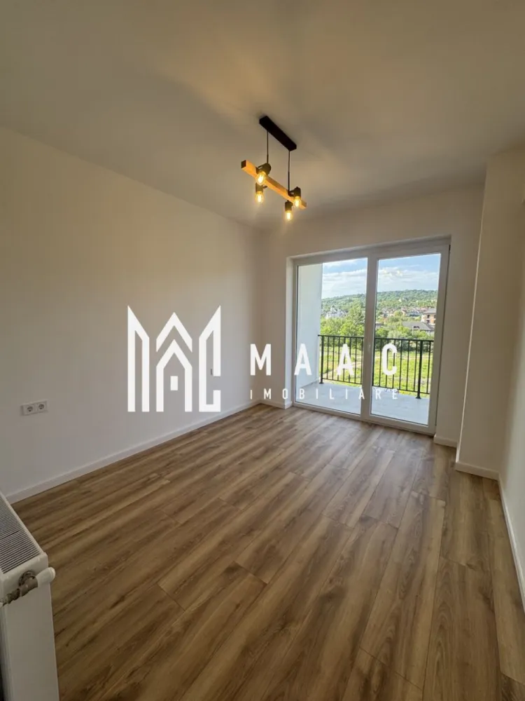 Apartament NOU 2 Camere | Etaj 2 | Zona Centrala | Tva Deductibil - MAAC Imobiliare vă propune spre vânzare un apartament modern cu 2 camere, situat într-o zonă centrală, la etajul 2, cu vedere panoramică și o suprafață utilă de 68 mp.

Compartimentarea este practică și generoasă, iar proprietatea beneficiază de TVA deductibil:

*dormitor cu ieșire pe terasă;
* living spațios cu bucătărie open-space și ieșire pe terasa generoasă cu vedere spre Dealul Capela
* baie complet utilata si mobilata
* terasă;
* loc de parcare exterior.

Apartamentul se vinde complet mobilat și utilat, fiind pregătit pentru mutare imediată.

Dotări și beneficii:

* centrală termică proprie;
* lustre moderne;
* bucătărie complet echipată: frigider, plită, cuptor, hotă;
* mașină de spălat vase incorporată;
* mașină de spălat rufe incorporată;
* finisaje moderne și mobilier de calitate.

Proprietatea este ideală atât pentru locuit, cât și pentru investiție, datorită poziției excelente și compartimentării eficiente.

Pentru mai multe detalii sau programarea unei vizionări, echipa MAAC Imobiliare vă stă la dispoziție.
CP3120164