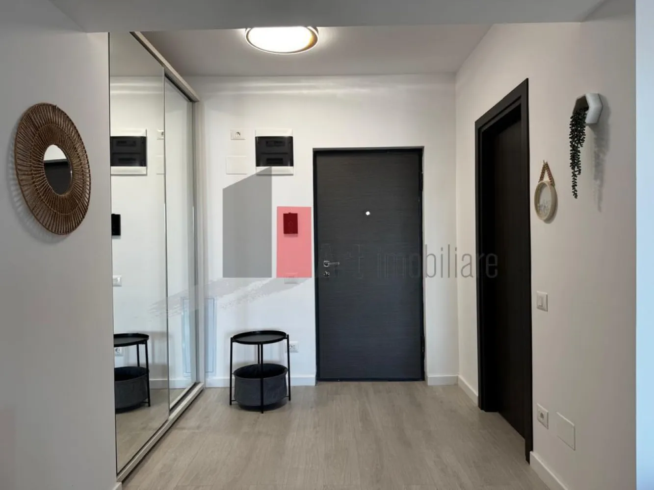 Inchiriez garsoniera 45 mp in complex Smart Lujerului ( parcul Liniei) - Oferim spre închiriere o garoniera situată la etajul 11 din 14, în Complexul Smart Residence, Iuliu Maniu 19A.
Gatsoniera are suprafata de 40 mp + balcon de 5 mp, dispune de încălzire în pardoseală, este la prima închiriere, mobilier electrocasnice noi (plită, cuptor, mașină de spălat rufe, tv, aer conditionat).

Zona: Complexul este foarte bine poziționat, aproape de stația de metrou Lujerului, în imediata apropiere parcul liniei, Plazza Mall.

Preț: 550 euro/lună + Garantie o luna

Fara animale de sompanie. Disponibil imediat pentru persoane nefumatoare.