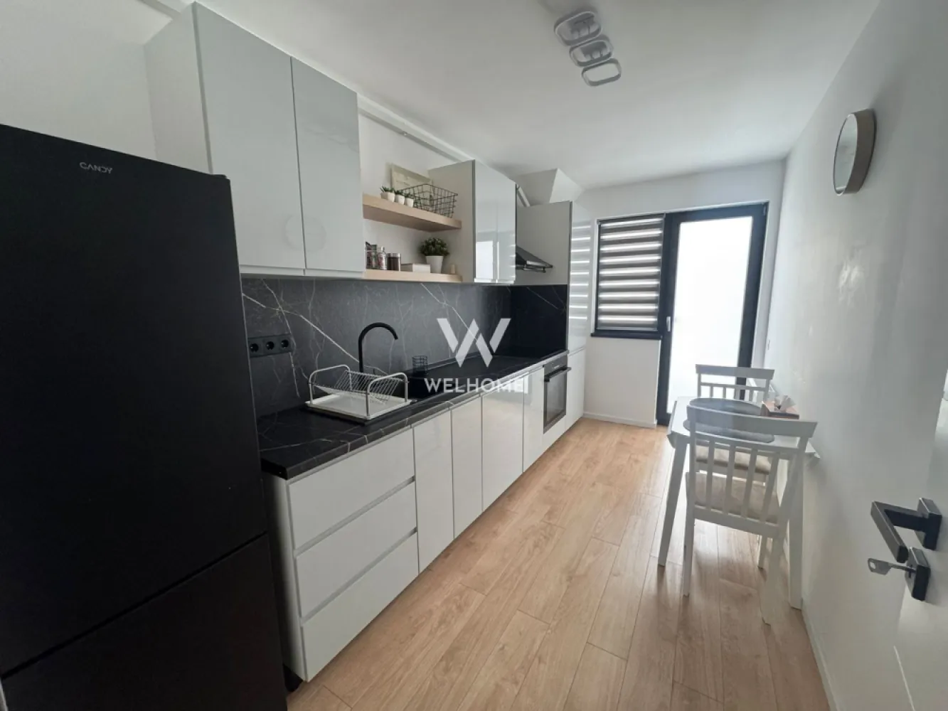 Apartament NOU complet mobilat, Arhitectilor, Sibiu - Va prezentam un apartament de 3 camere si 2 bai, situat in cartierul Arhitectilor, bloc NOU CU LIFT. Compartimentare: Primul nivel: hol, bucatarie inchisa, living generos, dormitor, doua balcoane mari de 9.7mp , respectiv 10.7mp si scara pentru accesul la mansarda Mansarda: hol, un dormitor si o baie Apartamentul este nou, complet mobilat si utilat (conform fotografii), se cumpara DIRECT DE LA DEZVOLTATOR, fara comision la cumparator. Pret: 139000 euro Detalii si vizionari : 0752.088.381 Roxana }}