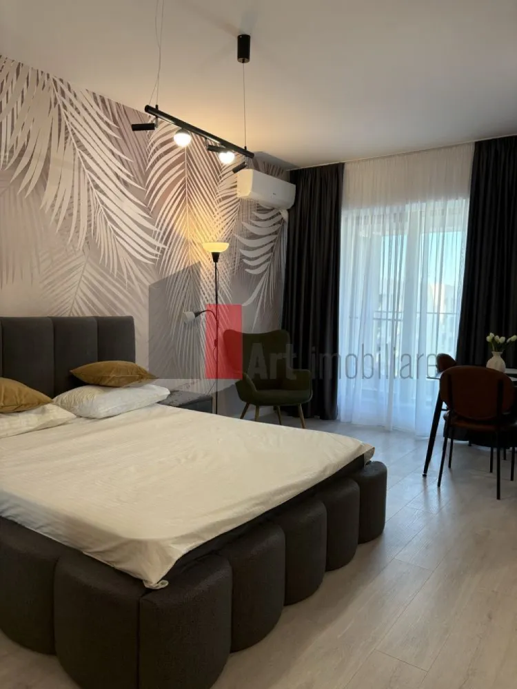 Inchiriez garsoniera 45 mp in complex Smart Lujerului ( parcul Liniei) - Oferim spre închiriere o garoniera situată la etajul 11 din 14, în Complexul Smart Residence, Iuliu Maniu 19A.
Gatsoniera are suprafata de 40 mp + balcon de 5 mp, dispune de încălzire în pardoseală, este la prima închiriere, mobilier electrocasnice noi (plită, cuptor, mașină de spălat rufe, tv, aer conditionat).

Zona: Complexul este foarte bine poziționat, aproape de stația de metrou Lujerului, în imediata apropiere parcul liniei, Plazza Mall.

Preț: 550 euro/lună + Garantie o luna

Fara animale de sompanie. Disponibil imediat pentru persoane nefumatoare.