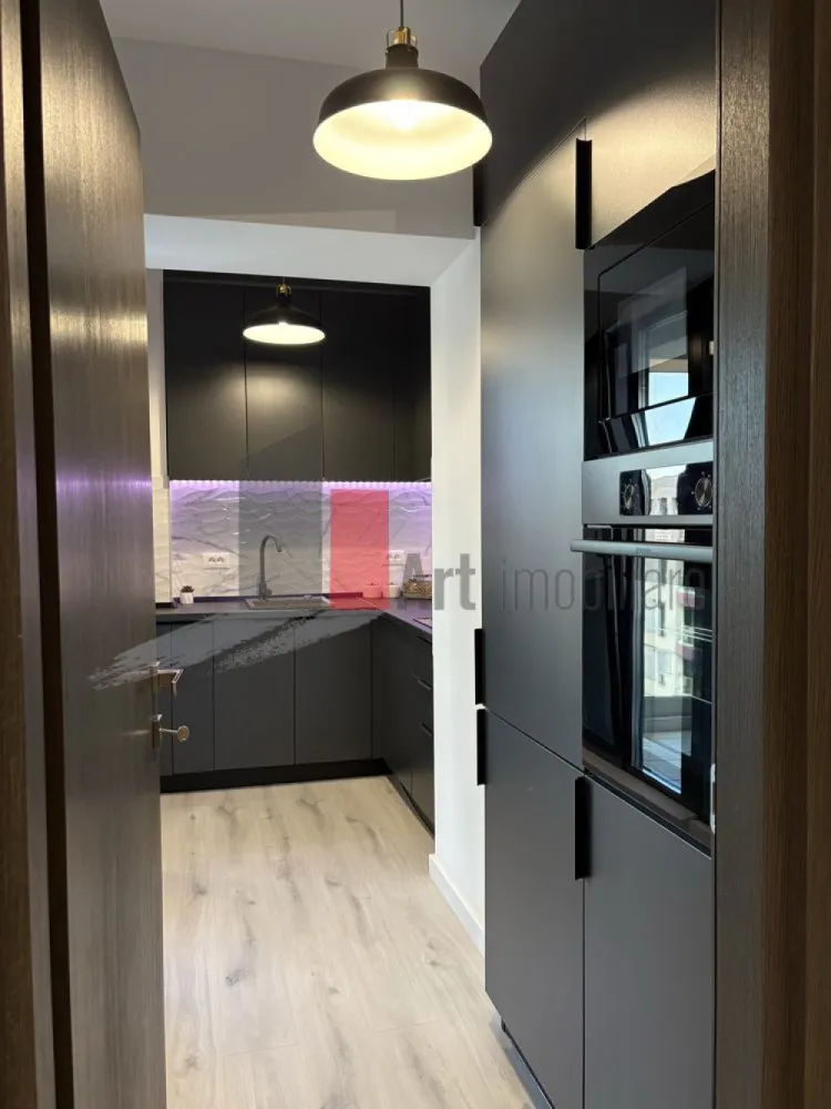 Inchiriez garsoniera 45 mp in complex Smart Lujerului ( parcul Liniei) - Oferim spre închiriere o garoniera situată la etajul 11 din 14, în Complexul Smart Residence, Iuliu Maniu 19A.
Gatsoniera are suprafata de 40 mp + balcon de 5 mp, dispune de încălzire în pardoseală, este la prima închiriere, mobilier electrocasnice noi (plită, cuptor, mașină de spălat rufe, tv, aer conditionat).

Zona: Complexul este foarte bine poziționat, aproape de stația de metrou Lujerului, în imediata apropiere parcul liniei, Plazza Mall.

Preț: 550 euro/lună + Garantie o luna

Fara animale de sompanie. Disponibil imediat pentru persoane nefumatoare.