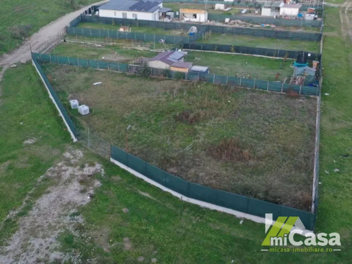 🏡 Teren intravilan – Barboși, jud. Galați - Cumperi prin miCasa Imobiliare? Primești mai mult decât o locuință.
👉 Ai comision 0 și până la 10% reducere la materialele de amenajare interioară marca miCasa.

Cumpără inteligent. Renovează cu stil.

miCasa Imobiliare vă propune în exclusivitate un teren intravilan situat la doar 5 minute de oraș, o oportunitate excelentă pentru construcția unei locuințe.

📍 Detalii generale:
• Suprafață totală: 952 mp
• Tip teren: Intravilan – construcții
• Deschidere: 40 m front stradal
• Împrejmuit cu gard pe fundație de beton și plasă bordurată
• Pe teren există un puț forat la 58 m adâncime

📌 Localizare și acces:
• Situat în zona Barboși, Galați
• Ultimul lot disponibil din cele 14 parcele din zonă
• Zonă neinundabilă, cu documentație în curs pentru obținerea codului poștal (necesar construcției)
• Utilități: apă și canalizare la poartă, electricitate în apropiere

💰 Preț: 45.000 € - negociabil

Contactează-ne pentru mai multe detalii sau pentru a programa o vizionare!