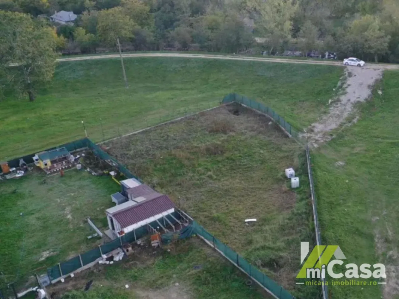 🏡 Teren intravilan – Barboși, jud. Galați - Cumperi prin miCasa Imobiliare? Primești mai mult decât o locuință.
👉 Ai comision 0 și până la 10% reducere la materialele de amenajare interioară marca miCasa.

Cumpără inteligent. Renovează cu stil.

miCasa Imobiliare vă propune în exclusivitate un teren intravilan situat la doar 5 minute de oraș, o oportunitate excelentă pentru construcția unei locuințe.

📍 Detalii generale:
• Suprafață totală: 952 mp
• Tip teren: Intravilan – construcții
• Deschidere: 40 m front stradal
• Împrejmuit cu gard pe fundație de beton și plasă bordurată
• Pe teren există un puț forat la 58 m adâncime

📌 Localizare și acces:
• Situat în zona Barboși, Galați
• Ultimul lot disponibil din cele 14 parcele din zonă
• Zonă neinundabilă, cu documentație în curs pentru obținerea codului poștal (necesar construcției)
• Utilități: apă și canalizare la poartă, electricitate în apropiere

💰 Preț: 45.000 € - negociabil

Contactează-ne pentru mai multe detalii sau pentru a programa o vizionare!