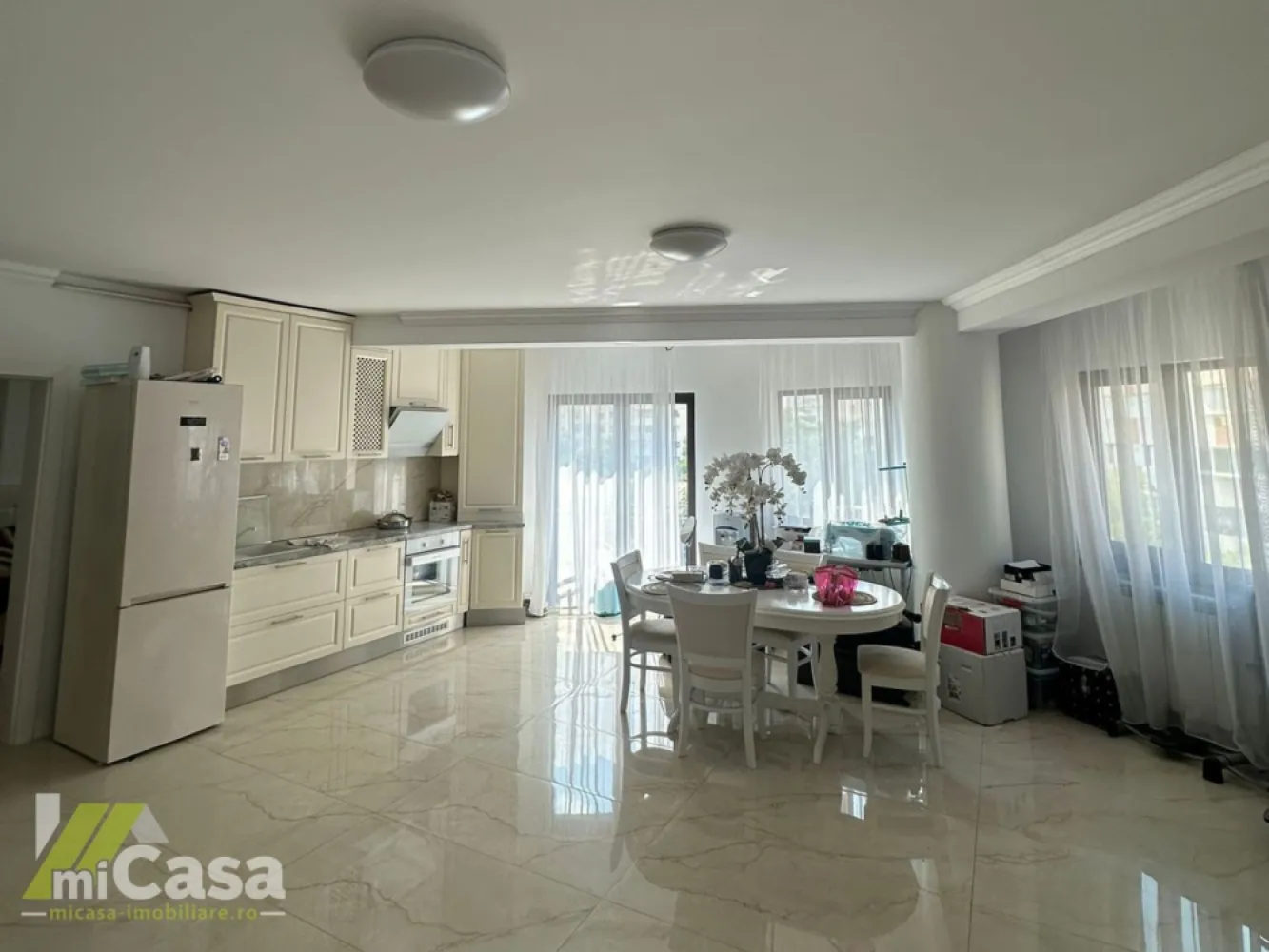 Apartament 3 camere – Lux – Mazepa 2, Colibri 2 - miCasa imobiliare vă propune spre vânzare un apartament de 3 camere cu finisaje de lux, situat în blocul Colibri 2, una dintre cele mai exclusiviste și sigure locații din Mazepa 2, Galați.

Cu o suprafață utilă de 96 mp și suprafață totală de 103 mp, locuința se află la etajul 4 din 6 și oferă un cadru elegant, modern și funcțional pentru o familie sau o investiție premium.

📐 Detalii apartament:
• Camere: 3
• Băi: 2
• Etaj: 4/6
• Suprafață utilă: 96 mp
• Suprafață totală: 103 mp
• Compartimentare: Decomandat

🔧 Dotări și beneficii:
• Finisaje moderne, de lux – design contemporan, atenție la detalii
• Încălzire prin pardoseală – confort termic superior în toată locuința
• Centrală termică proprie – control eficient al consumului
• Aer condiționat – climat interior ideal
• Apometre – contorizare individuală
• Ușă metalică la intrare – siguranță și izolare fonică
• Ansamblu rezidențial cu supraveghere video – mediu securizat și select

📌 Localizare:
În inima cartierului Mazepa 2, aproape de Faleza Dunării, școli, magazine, parcuri și mijloace de transport

Parte a unui ansamblu rezidențial modern și bine întreținut

💰 Preț de vânzare: 165.000 €
🏡 Locuință ideală pentru familii sau investiție în zona de top a Galațiului

📞 Contactează-ne pentru detalii suplimentare sau pentru a programa o vizionare!

Cumperi prin miCasa Imobiliare? Primești mai mult decât o locuință.
👉 Ai comision 0 și până la 10% reducere la materialele de amenajare interioară marca miCasa.

Cumpără inteligent. Renovează cu stil.