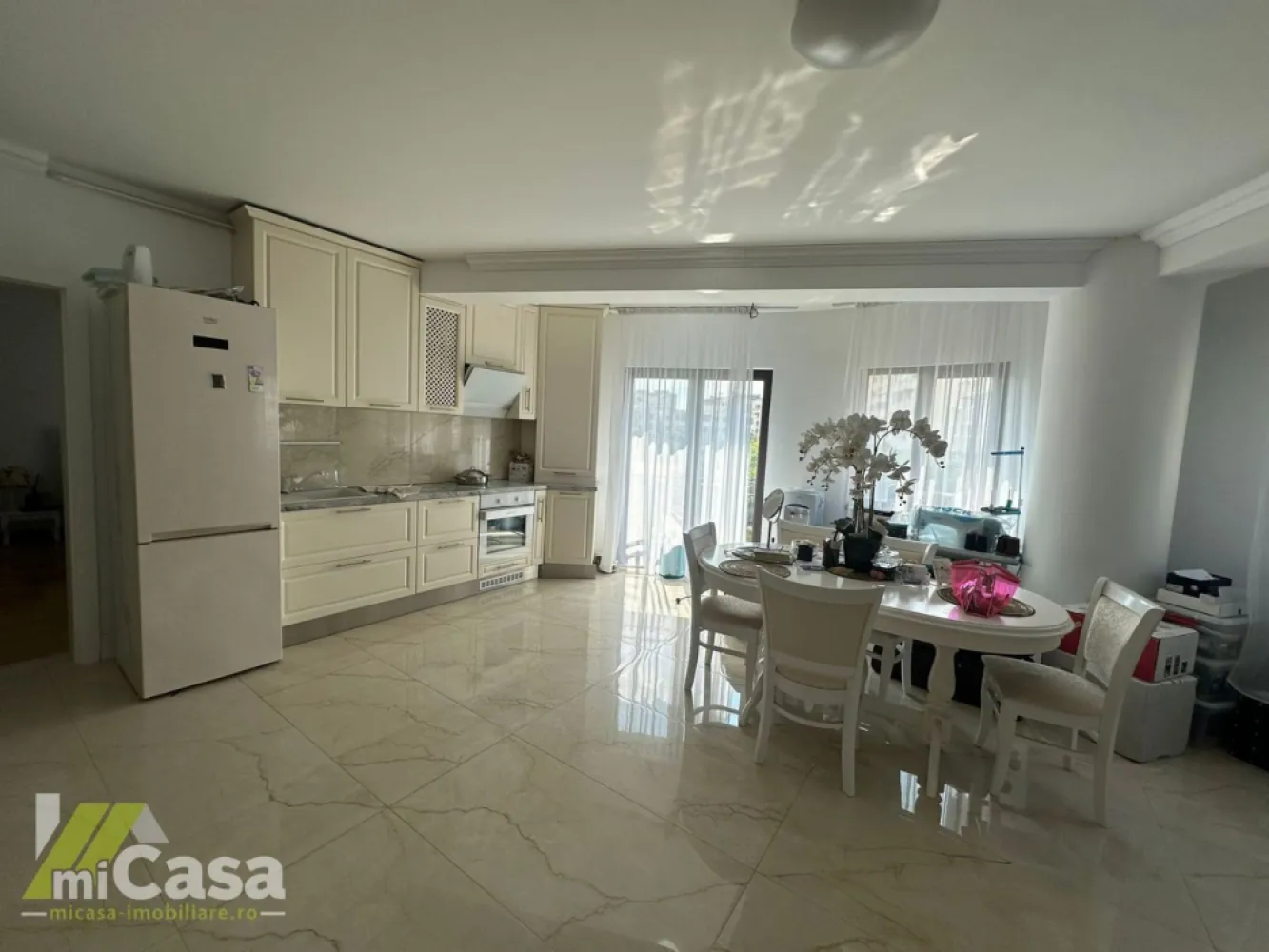 Apartament 3 camere – Lux – Mazepa 2, Colibri 2 - miCasa imobiliare vă propune spre vânzare un apartament de 3 camere cu finisaje de lux, situat în blocul Colibri 2, una dintre cele mai exclusiviste și sigure locații din Mazepa 2, Galați.

Cu o suprafață utilă de 96 mp și suprafață totală de 103 mp, locuința se află la etajul 4 din 6 și oferă un cadru elegant, modern și funcțional pentru o familie sau o investiție premium.

📐 Detalii apartament:
• Camere: 3
• Băi: 2
• Etaj: 4/6
• Suprafață utilă: 96 mp
• Suprafață totală: 103 mp
• Compartimentare: Decomandat

🔧 Dotări și beneficii:
• Finisaje moderne, de lux – design contemporan, atenție la detalii
• Încălzire prin pardoseală – confort termic superior în toată locuința
• Centrală termică proprie – control eficient al consumului
• Aer condiționat – climat interior ideal
• Apometre – contorizare individuală
• Ușă metalică la intrare – siguranță și izolare fonică
• Ansamblu rezidențial cu supraveghere video – mediu securizat și select

📌 Localizare:
În inima cartierului Mazepa 2, aproape de Faleza Dunării, școli, magazine, parcuri și mijloace de transport

Parte a unui ansamblu rezidențial modern și bine întreținut

💰 Preț de vânzare: 165.000 €
🏡 Locuință ideală pentru familii sau investiție în zona de top a Galațiului

📞 Contactează-ne pentru detalii suplimentare sau pentru a programa o vizionare!

Cumperi prin miCasa Imobiliare? Primești mai mult decât o locuință.
👉 Ai comision 0 și până la 10% reducere la materialele de amenajare interioară marca miCasa.

Cumpără inteligent. Renovează cu stil.