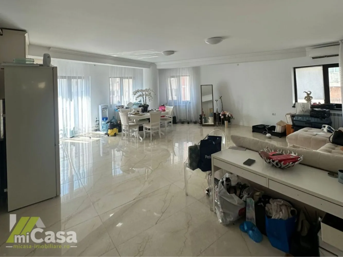 Apartament 3 camere – Lux – Mazepa 2, Colibri 2 - miCasa imobiliare vă propune spre vânzare un apartament de 3 camere cu finisaje de lux, situat în blocul Colibri 2, una dintre cele mai exclusiviste și sigure locații din Mazepa 2, Galați.

Cu o suprafață utilă de 96 mp și suprafață totală de 103 mp, locuința se află la etajul 4 din 6 și oferă un cadru elegant, modern și funcțional pentru o familie sau o investiție premium.

📐 Detalii apartament:
• Camere: 3
• Băi: 2
• Etaj: 4/6
• Suprafață utilă: 96 mp
• Suprafață totală: 103 mp
• Compartimentare: Decomandat

🔧 Dotări și beneficii:
• Finisaje moderne, de lux – design contemporan, atenție la detalii
• Încălzire prin pardoseală – confort termic superior în toată locuința
• Centrală termică proprie – control eficient al consumului
• Aer condiționat – climat interior ideal
• Apometre – contorizare individuală
• Ușă metalică la intrare – siguranță și izolare fonică
• Ansamblu rezidențial cu supraveghere video – mediu securizat și select

📌 Localizare:
În inima cartierului Mazepa 2, aproape de Faleza Dunării, școli, magazine, parcuri și mijloace de transport

Parte a unui ansamblu rezidențial modern și bine întreținut

💰 Preț de vânzare: 165.000 €
🏡 Locuință ideală pentru familii sau investiție în zona de top a Galațiului

📞 Contactează-ne pentru detalii suplimentare sau pentru a programa o vizionare!

Cumperi prin miCasa Imobiliare? Primești mai mult decât o locuință.
👉 Ai comision 0 și până la 10% reducere la materialele de amenajare interioară marca miCasa.

Cumpără inteligent. Renovează cu stil.