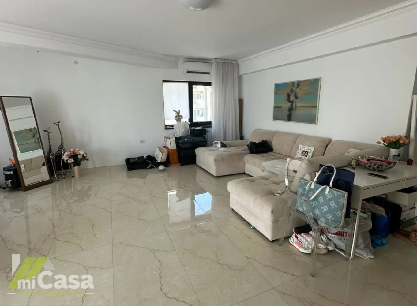 Apartament 3 camere – Lux – Mazepa 2, Colibri 2 - miCasa imobiliare vă propune spre vânzare un apartament de 3 camere cu finisaje de lux, situat în blocul Colibri 2, una dintre cele mai exclusiviste și sigure locații din Mazepa 2, Galați.

Cu o suprafață utilă de 96 mp și suprafață totală de 103 mp, locuința se află la etajul 4 din 6 și oferă un cadru elegant, modern și funcțional pentru o familie sau o investiție premium.

📐 Detalii apartament:
• Camere: 3
• Băi: 2
• Etaj: 4/6
• Suprafață utilă: 96 mp
• Suprafață totală: 103 mp
• Compartimentare: Decomandat

🔧 Dotări și beneficii:
• Finisaje moderne, de lux – design contemporan, atenție la detalii
• Încălzire prin pardoseală – confort termic superior în toată locuința
• Centrală termică proprie – control eficient al consumului
• Aer condiționat – climat interior ideal
• Apometre – contorizare individuală
• Ușă metalică la intrare – siguranță și izolare fonică
• Ansamblu rezidențial cu supraveghere video – mediu securizat și select

📌 Localizare:
În inima cartierului Mazepa 2, aproape de Faleza Dunării, școli, magazine, parcuri și mijloace de transport

Parte a unui ansamblu rezidențial modern și bine întreținut

💰 Preț de vânzare: 165.000 €
🏡 Locuință ideală pentru familii sau investiție în zona de top a Galațiului

📞 Contactează-ne pentru detalii suplimentare sau pentru a programa o vizionare!

Cumperi prin miCasa Imobiliare? Primești mai mult decât o locuință.
👉 Ai comision 0 și până la 10% reducere la materialele de amenajare interioară marca miCasa.

Cumpără inteligent. Renovează cu stil.
