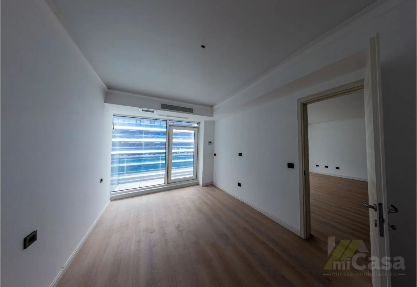 Apartament 2 Camere - Complex Rezidențial WHITE TITANIC - Mamaia - Apartament 2 camere – Etaj 8 – Complex Rezidențial WHITE TITANIC

miCasa imobiliare vă propune un apartament elegant și modern, situat la etajul 8 al prestigiosului complex rezidențial WHITE TITANIC din Năvodari, cu o suprafață totală de 79,4 mp. Ideal pentru cei care apreciază confortul, tehnologia și apropierea de mare.

Structura apartamentului:

Living + Bucătărie: 26,03 mp – un spațiu deschis și luminos, ideal pentru relaxare sau socializare, completat de o bucătărie integrată, modernă și funcțională.
Dormitor: 14,9 mp – un spațiu confortabil și luminos, ideal pentru relaxare, amenajat cu finisaje elegante și atmosferă calmă.
Birou: 7,19 mp - un colț dedicat productivității, ideal pentru lucru de acasă, cu lumină naturală și un ambient liniștit, perfect pentru concentrare.
Hol: 3,12 mp – spațiu bine proporționat pentru acces facil către toate zonele apartamentului.
Baie: 4,02 mp – baie spațioasă, cu finisaje moderne și dotări premium.
Terasa: 14,59 mp – locul perfect pentru a savura o cafea dimineața sau pentru a admira apusurile spectaculoase de la malul mării.

Beneficii și facilități exclusive:

Recepție 24/7 & monitorizare video 24/7 – siguranță și confort permanent.
Acces direct la plajă – te bucuri de mare oricând dorești, fără să părăsești complexul.
Piscine exterioare încălzite pentru adulți și copii – relaxare și distracție în orice sezon.
Spa & Fitness Center – un stil de viață sănătos, la doar câțiva pași de locuința ta.
Două restaurante în incintă – opțiuni variate pentru mese delicioase, fără a ieși din complex.
50% discount la toate facilitățile complexului – beneficiezi de servicii premium la jumătate de preț.

Caracteristici speciale:

Finisaje rafinate și elegante – fiecare detaliu este atent ales pentru un stil de viață sofisticat.
Sistem de climatizare inteligent EMETTI prin plafon – temperatură ideală în orice anotimp, cu eficiență energetică sporită.
Dotări smart – controlează iluminatul, temperatura și alte funcționalități direct de pe telefonul tău.
Eficiență energetică pe termen lung – o investiție sustenabilă și prietenoasă cu mediul.

Acest apartament reprezintă combinația perfectă între lux, confort și tehnologie, într-o locație spectaculoasă la malul mării.

Contactează-ne pentru mai multe detalii sau pentru a programa o vizionare!

Cumperi prin miCasa Imobiliare? Primești mai mult decât o locuință.
👉 Ai comision 0 și până la 10% reducere la materialele de amenajare interioară marca miCasa.

Cumpără inteligent. Renovează cu stil.