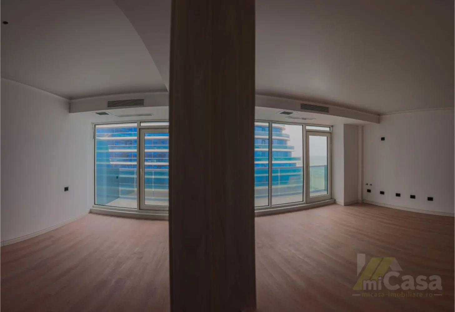 Apartament 2 Camere - Complex Rezidențial WHITE TITANIC - Mamaia - Apartament 2 camere – Etaj 8 – Complex Rezidențial WHITE TITANIC

miCasa imobiliare vă propune un apartament elegant și modern, situat la etajul 8 al prestigiosului complex rezidențial WHITE TITANIC din Năvodari, cu o suprafață totală de 79,4 mp. Ideal pentru cei care apreciază confortul, tehnologia și apropierea de mare.

Structura apartamentului:

Living + Bucătărie: 26,03 mp – un spațiu deschis și luminos, ideal pentru relaxare sau socializare, completat de o bucătărie integrată, modernă și funcțională.
Dormitor: 14,9 mp – un spațiu confortabil și luminos, ideal pentru relaxare, amenajat cu finisaje elegante și atmosferă calmă.
Birou: 7,19 mp - un colț dedicat productivității, ideal pentru lucru de acasă, cu lumină naturală și un ambient liniștit, perfect pentru concentrare.
Hol: 3,12 mp – spațiu bine proporționat pentru acces facil către toate zonele apartamentului.
Baie: 4,02 mp – baie spațioasă, cu finisaje moderne și dotări premium.
Terasa: 14,59 mp – locul perfect pentru a savura o cafea dimineața sau pentru a admira apusurile spectaculoase de la malul mării.

Beneficii și facilități exclusive:

Recepție 24/7 & monitorizare video 24/7 – siguranță și confort permanent.
Acces direct la plajă – te bucuri de mare oricând dorești, fără să părăsești complexul.
Piscine exterioare încălzite pentru adulți și copii – relaxare și distracție în orice sezon.
Spa & Fitness Center – un stil de viață sănătos, la doar câțiva pași de locuința ta.
Două restaurante în incintă – opțiuni variate pentru mese delicioase, fără a ieși din complex.
50% discount la toate facilitățile complexului – beneficiezi de servicii premium la jumătate de preț.

Caracteristici speciale:

Finisaje rafinate și elegante – fiecare detaliu este atent ales pentru un stil de viață sofisticat.
Sistem de climatizare inteligent EMETTI prin plafon – temperatură ideală în orice anotimp, cu eficiență energetică sporită.
Dotări smart – controlează iluminatul, temperatura și alte funcționalități direct de pe telefonul tău.
Eficiență energetică pe termen lung – o investiție sustenabilă și prietenoasă cu mediul.

Acest apartament reprezintă combinația perfectă între lux, confort și tehnologie, într-o locație spectaculoasă la malul mării.

Contactează-ne pentru mai multe detalii sau pentru a programa o vizionare!

Cumperi prin miCasa Imobiliare? Primești mai mult decât o locuință.
👉 Ai comision 0 și până la 10% reducere la materialele de amenajare interioară marca miCasa.

Cumpără inteligent. Renovează cu stil.