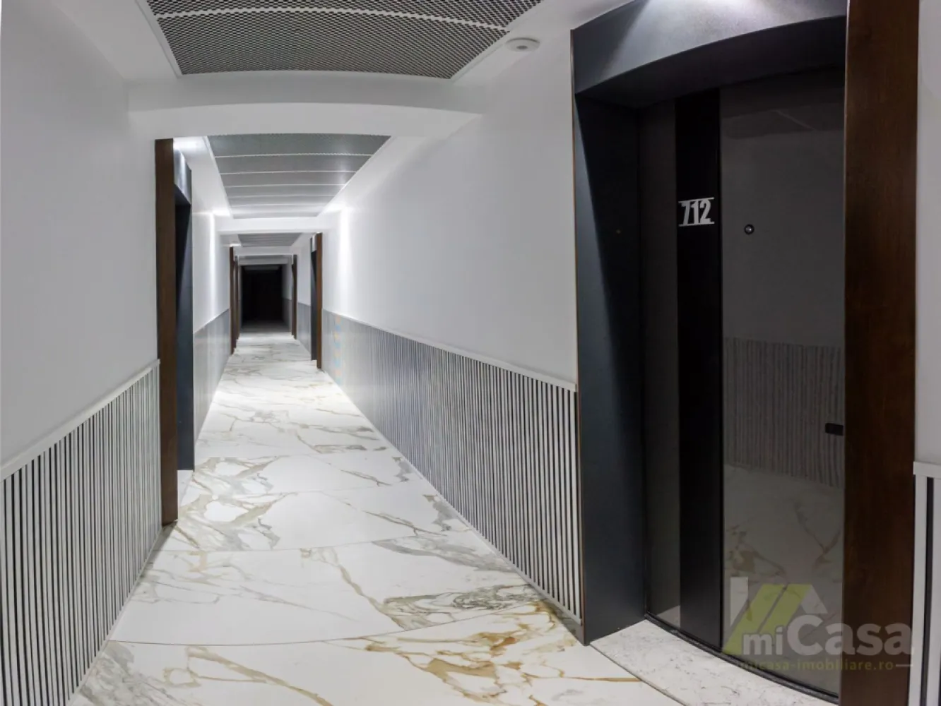 Apartament 2 Camere - Complex Rezidențial WHITE TITANIC - Mamaia - Apartament 2 camere – Etaj 8 – Complex Rezidențial WHITE TITANIC

miCasa imobiliare vă propune un apartament elegant și modern, situat la etajul 8 al prestigiosului complex rezidențial WHITE TITANIC din Năvodari, cu o suprafață totală de 79,4 mp. Ideal pentru cei care apreciază confortul, tehnologia și apropierea de mare.

Structura apartamentului:

Living + Bucătărie: 26,03 mp – un spațiu deschis și luminos, ideal pentru relaxare sau socializare, completat de o bucătărie integrată, modernă și funcțională.
Dormitor: 14,9 mp – un spațiu confortabil și luminos, ideal pentru relaxare, amenajat cu finisaje elegante și atmosferă calmă.
Birou: 7,19 mp - un colț dedicat productivității, ideal pentru lucru de acasă, cu lumină naturală și un ambient liniștit, perfect pentru concentrare.
Hol: 3,12 mp – spațiu bine proporționat pentru acces facil către toate zonele apartamentului.
Baie: 4,02 mp – baie spațioasă, cu finisaje moderne și dotări premium.
Terasa: 14,59 mp – locul perfect pentru a savura o cafea dimineața sau pentru a admira apusurile spectaculoase de la malul mării.

Beneficii și facilități exclusive:

Recepție 24/7 & monitorizare video 24/7 – siguranță și confort permanent.
Acces direct la plajă – te bucuri de mare oricând dorești, fără să părăsești complexul.
Piscine exterioare încălzite pentru adulți și copii – relaxare și distracție în orice sezon.
Spa & Fitness Center – un stil de viață sănătos, la doar câțiva pași de locuința ta.
Două restaurante în incintă – opțiuni variate pentru mese delicioase, fără a ieși din complex.
50% discount la toate facilitățile complexului – beneficiezi de servicii premium la jumătate de preț.

Caracteristici speciale:

Finisaje rafinate și elegante – fiecare detaliu este atent ales pentru un stil de viață sofisticat.
Sistem de climatizare inteligent EMETTI prin plafon – temperatură ideală în orice anotimp, cu eficiență energetică sporită.
Dotări smart – controlează iluminatul, temperatura și alte funcționalități direct de pe telefonul tău.
Eficiență energetică pe termen lung – o investiție sustenabilă și prietenoasă cu mediul.

Acest apartament reprezintă combinația perfectă între lux, confort și tehnologie, într-o locație spectaculoasă la malul mării.

Contactează-ne pentru mai multe detalii sau pentru a programa o vizionare!

Cumperi prin miCasa Imobiliare? Primești mai mult decât o locuință.
👉 Ai comision 0 și până la 10% reducere la materialele de amenajare interioară marca miCasa.

Cumpără inteligent. Renovează cu stil.