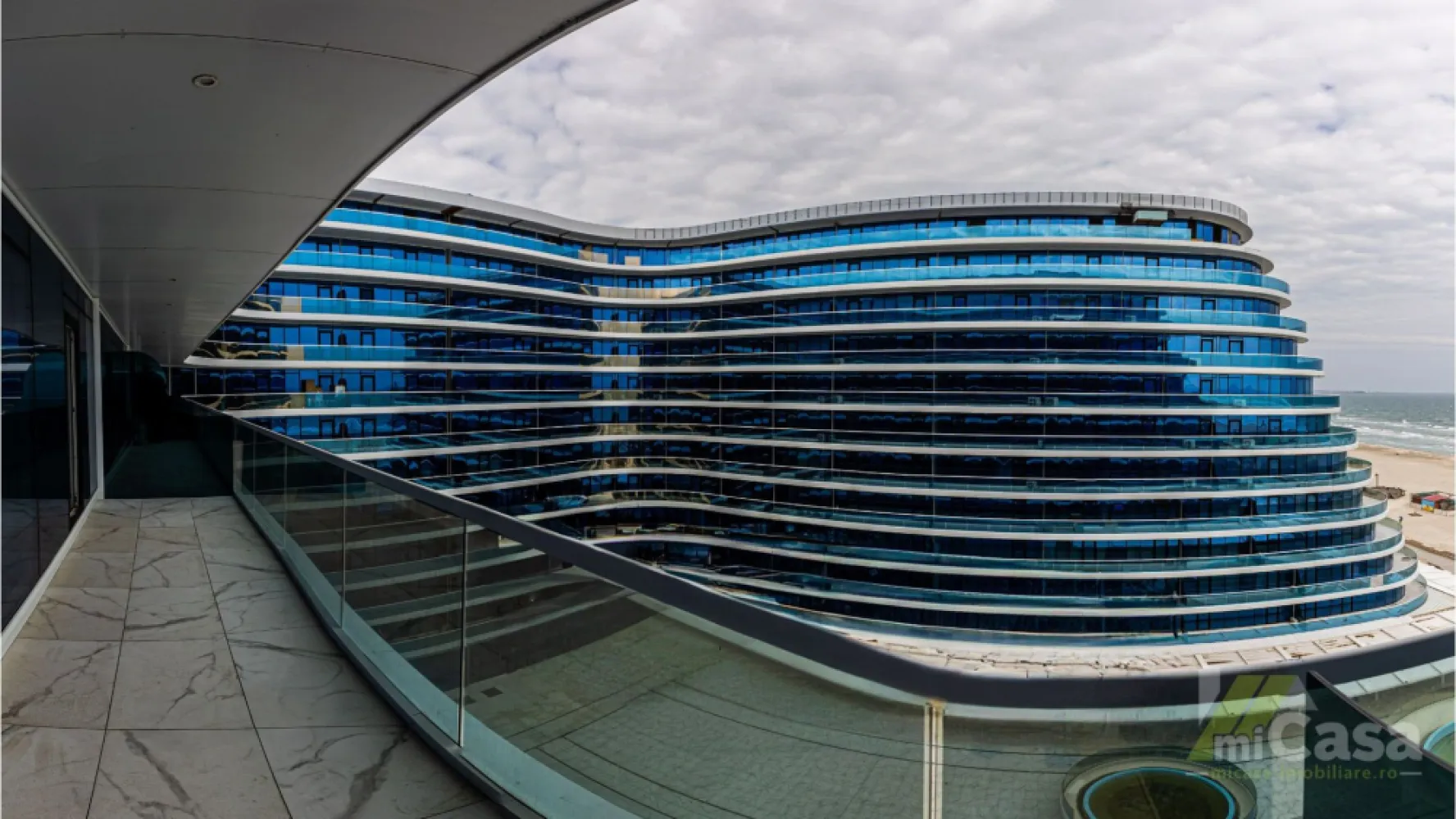 Apartament 2 Camere - Complex Rezidențial WHITE TITANIC - Mamaia - Apartament 2 camere – Etaj 8 – Complex Rezidențial WHITE TITANIC

miCasa imobiliare vă propune un apartament elegant și modern, situat la etajul 8 al prestigiosului complex rezidențial WHITE TITANIC din Năvodari, cu o suprafață totală de 79,4 mp. Ideal pentru cei care apreciază confortul, tehnologia și apropierea de mare.

Structura apartamentului:

Living + Bucătărie: 26,03 mp – un spațiu deschis și luminos, ideal pentru relaxare sau socializare, completat de o bucătărie integrată, modernă și funcțională.
Dormitor: 14,9 mp – un spațiu confortabil și luminos, ideal pentru relaxare, amenajat cu finisaje elegante și atmosferă calmă.
Birou: 7,19 mp - un colț dedicat productivității, ideal pentru lucru de acasă, cu lumină naturală și un ambient liniștit, perfect pentru concentrare.
Hol: 3,12 mp – spațiu bine proporționat pentru acces facil către toate zonele apartamentului.
Baie: 4,02 mp – baie spațioasă, cu finisaje moderne și dotări premium.
Terasa: 14,59 mp – locul perfect pentru a savura o cafea dimineața sau pentru a admira apusurile spectaculoase de la malul mării.

Beneficii și facilități exclusive:

Recepție 24/7 & monitorizare video 24/7 – siguranță și confort permanent.
Acces direct la plajă – te bucuri de mare oricând dorești, fără să părăsești complexul.
Piscine exterioare încălzite pentru adulți și copii – relaxare și distracție în orice sezon.
Spa & Fitness Center – un stil de viață sănătos, la doar câțiva pași de locuința ta.
Două restaurante în incintă – opțiuni variate pentru mese delicioase, fără a ieși din complex.
50% discount la toate facilitățile complexului – beneficiezi de servicii premium la jumătate de preț.

Caracteristici speciale:

Finisaje rafinate și elegante – fiecare detaliu este atent ales pentru un stil de viață sofisticat.
Sistem de climatizare inteligent EMETTI prin plafon – temperatură ideală în orice anotimp, cu eficiență energetică sporită.
Dotări smart – controlează iluminatul, temperatura și alte funcționalități direct de pe telefonul tău.
Eficiență energetică pe termen lung – o investiție sustenabilă și prietenoasă cu mediul.

Acest apartament reprezintă combinația perfectă între lux, confort și tehnologie, într-o locație spectaculoasă la malul mării.

Contactează-ne pentru mai multe detalii sau pentru a programa o vizionare!

Cumperi prin miCasa Imobiliare? Primești mai mult decât o locuință.
👉 Ai comision 0 și până la 10% reducere la materialele de amenajare interioară marca miCasa.

Cumpără inteligent. Renovează cu stil.