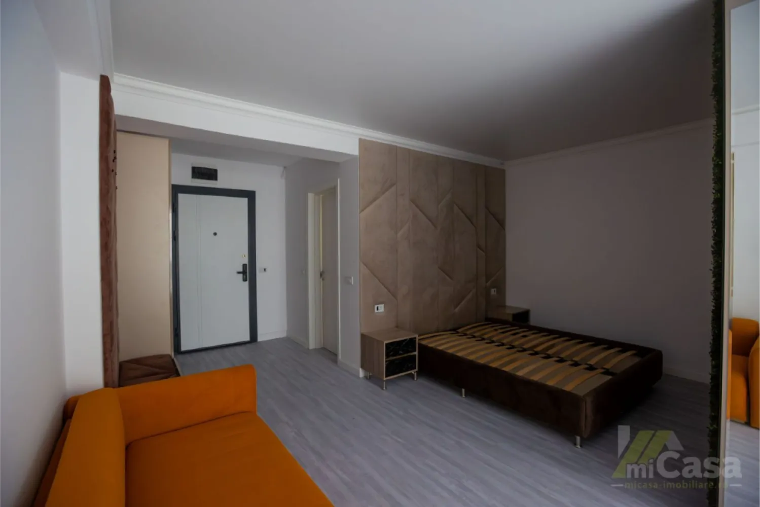 Apartament 1 Camera - Complex Rezidențial WHITE TITANIC - Mamaia - Apartament 1 cameră – Etaj 6 – Complex Rezidențial WHITE TITANIC

miCasa imobiliare vă propune un apartament elegant și modern, situat la etajul 6 al prestigiosului complex rezidențial WHITE TITANIC din Năvodari, cu o suprafață totală de 52,8 mp. Ideal pentru cei care apreciază confortul, tehnologia și apropierea de mare.

Structura apartamentului:

Living + Bucătărie: 28,22 mp – un spațiu deschis și luminos, ideal pentru relaxare sau socializare, completat de o bucătărie integrată, modernă și funcțională.
Hol: 4,68 mp – spațiu bine proporționat pentru acces facil către toate zonele apartamentului.
Baie: 4,75 mp – baie spațioasă, cu finisaje moderne și dotări premium.
Terasa: 9,25 mp – locul perfect pentru a savura o cafea dimineața sau pentru a admira apusurile spectaculoase de la malul mării.

Beneficii și facilități exclusive:

Recepție 24/7 & monitorizare video 24/7 – siguranță și confort permanent.
Acces direct la plajă – te bucuri de mare oricând dorești, fără să părăsești complexul.
Piscine exterioare încălzite pentru adulți și copii – relaxare și distracție în orice sezon.
Spa & Fitness Center – un stil de viață sănătos, la doar câțiva pași de locuința ta.
Două restaurante în incintă – opțiuni variate pentru mese delicioase, fără a ieși din complex.
50% discount la toate facilitățile complexului – beneficiezi de servicii premium la jumătate de preț.

Caracteristici speciale:

Finisaje rafinate și elegante – fiecare detaliu este atent ales pentru un stil de viață sofisticat.
Sistem de climatizare inteligent EMETTI prin plafon – temperatură ideală în orice anotimp, cu eficiență energetică sporită.
Dotări smart – controlează iluminatul, temperatura și alte funcționalități direct de pe telefonul tău.
Eficiență energetică pe termen lung – o investiție sustenabilă și prietenoasă cu mediul.

Acest apartament reprezintă combinația perfectă între lux, confort și tehnologie, într-o locație spectaculoasă la malul mării.

Contactează-ne pentru mai multe detalii sau pentru a programa o vizionare!

Cumperi prin miCasa Imobiliare? Primești mai mult decât o locuință.
👉 Ai comision 0 și până la 10% reducere la materialele de amenajare interioară marca miCasa.

Cumpără inteligent. Renovează cu stil.