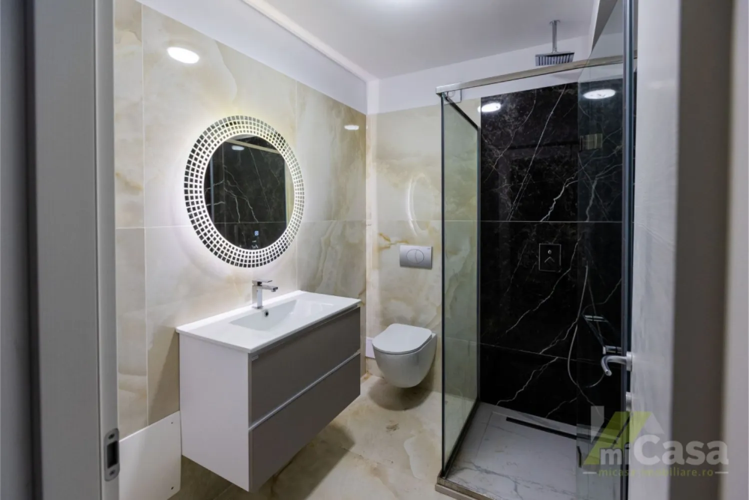 Apartament 1 Camera - Complex Rezidențial WHITE TITANIC - Mamaia - Apartament 1 cameră – Etaj 6 – Complex Rezidențial WHITE TITANIC

miCasa imobiliare vă propune un apartament elegant și modern, situat la etajul 6 al prestigiosului complex rezidențial WHITE TITANIC din Năvodari, cu o suprafață totală de 52,8 mp. Ideal pentru cei care apreciază confortul, tehnologia și apropierea de mare.

Structura apartamentului:

Living + Bucătărie: 28,22 mp – un spațiu deschis și luminos, ideal pentru relaxare sau socializare, completat de o bucătărie integrată, modernă și funcțională.
Hol: 4,68 mp – spațiu bine proporționat pentru acces facil către toate zonele apartamentului.
Baie: 4,75 mp – baie spațioasă, cu finisaje moderne și dotări premium.
Terasa: 9,25 mp – locul perfect pentru a savura o cafea dimineața sau pentru a admira apusurile spectaculoase de la malul mării.

Beneficii și facilități exclusive:

Recepție 24/7 & monitorizare video 24/7 – siguranță și confort permanent.
Acces direct la plajă – te bucuri de mare oricând dorești, fără să părăsești complexul.
Piscine exterioare încălzite pentru adulți și copii – relaxare și distracție în orice sezon.
Spa & Fitness Center – un stil de viață sănătos, la doar câțiva pași de locuința ta.
Două restaurante în incintă – opțiuni variate pentru mese delicioase, fără a ieși din complex.
50% discount la toate facilitățile complexului – beneficiezi de servicii premium la jumătate de preț.

Caracteristici speciale:

Finisaje rafinate și elegante – fiecare detaliu este atent ales pentru un stil de viață sofisticat.
Sistem de climatizare inteligent EMETTI prin plafon – temperatură ideală în orice anotimp, cu eficiență energetică sporită.
Dotări smart – controlează iluminatul, temperatura și alte funcționalități direct de pe telefonul tău.
Eficiență energetică pe termen lung – o investiție sustenabilă și prietenoasă cu mediul.

Acest apartament reprezintă combinația perfectă între lux, confort și tehnologie, într-o locație spectaculoasă la malul mării.

Contactează-ne pentru mai multe detalii sau pentru a programa o vizionare!

Cumperi prin miCasa Imobiliare? Primești mai mult decât o locuință.
👉 Ai comision 0 și până la 10% reducere la materialele de amenajare interioară marca miCasa.

Cumpără inteligent. Renovează cu stil.