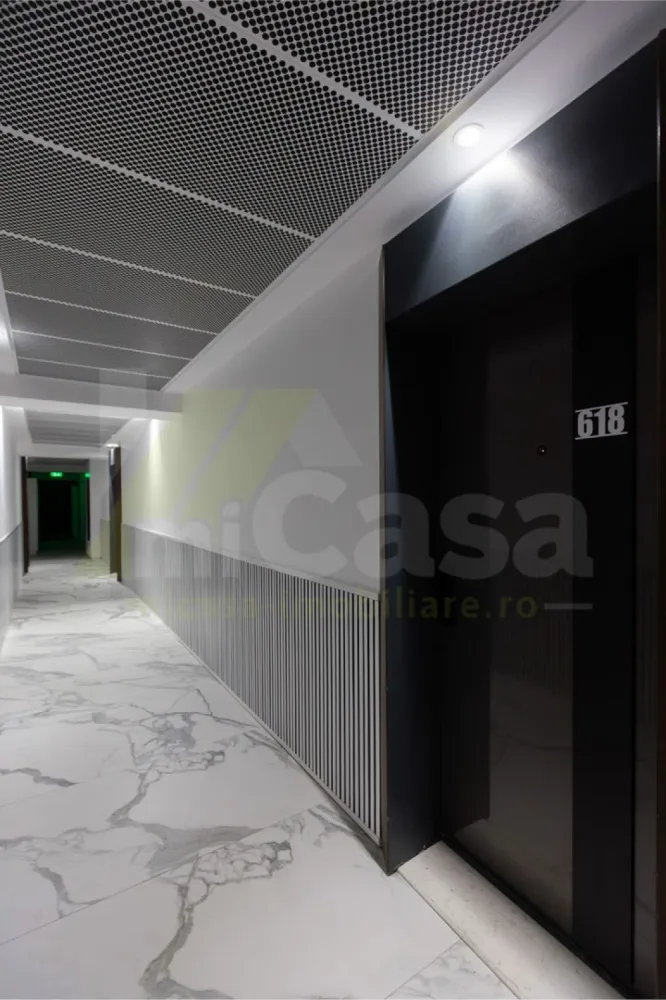 Apartament 1 Camera - Complex Rezidențial WHITE TITANIC - Mamaia - Apartament 1 cameră – Etaj 6 – Complex Rezidențial WHITE TITANIC

miCasa imobiliare vă propune un apartament elegant și modern, situat la etajul 6 al prestigiosului complex rezidențial WHITE TITANIC din Năvodari, cu o suprafață totală de 52,8 mp. Ideal pentru cei care apreciază confortul, tehnologia și apropierea de mare.

Structura apartamentului:

Living + Bucătărie: 28,22 mp – un spațiu deschis și luminos, ideal pentru relaxare sau socializare, completat de o bucătărie integrată, modernă și funcțională.
Hol: 4,68 mp – spațiu bine proporționat pentru acces facil către toate zonele apartamentului.
Baie: 4,75 mp – baie spațioasă, cu finisaje moderne și dotări premium.
Terasa: 9,25 mp – locul perfect pentru a savura o cafea dimineața sau pentru a admira apusurile spectaculoase de la malul mării.

Beneficii și facilități exclusive:

Recepție 24/7 & monitorizare video 24/7 – siguranță și confort permanent.
Acces direct la plajă – te bucuri de mare oricând dorești, fără să părăsești complexul.
Piscine exterioare încălzite pentru adulți și copii – relaxare și distracție în orice sezon.
Spa & Fitness Center – un stil de viață sănătos, la doar câțiva pași de locuința ta.
Două restaurante în incintă – opțiuni variate pentru mese delicioase, fără a ieși din complex.
50% discount la toate facilitățile complexului – beneficiezi de servicii premium la jumătate de preț.

Caracteristici speciale:

Finisaje rafinate și elegante – fiecare detaliu este atent ales pentru un stil de viață sofisticat.
Sistem de climatizare inteligent EMETTI prin plafon – temperatură ideală în orice anotimp, cu eficiență energetică sporită.
Dotări smart – controlează iluminatul, temperatura și alte funcționalități direct de pe telefonul tău.
Eficiență energetică pe termen lung – o investiție sustenabilă și prietenoasă cu mediul.

Acest apartament reprezintă combinația perfectă între lux, confort și tehnologie, într-o locație spectaculoasă la malul mării.

Contactează-ne pentru mai multe detalii sau pentru a programa o vizionare!

Cumperi prin miCasa Imobiliare? Primești mai mult decât o locuință.
👉 Ai comision 0 și până la 10% reducere la materialele de amenajare interioară marca miCasa.

Cumpără inteligent. Renovează cu stil.