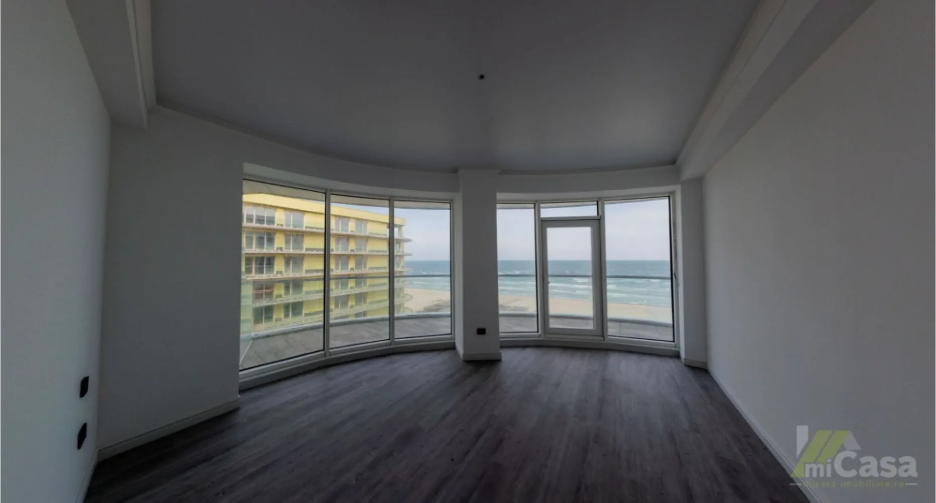 Apartament 3 Camere - Complex Rezidențial WHITE SEA - Mamaia - Apartament 3 camere - Etaj 7 - Complex Rezidențial WHITE SEA

miCasa imobiliare vă prezintă un apartament modern, situat la etajul 7 al unui complex rezidențial deosebit, cu o suprafață totală de 128,4 mp. Apartamentul este de tip 6, conform planului etajelor 1-8, și beneficiază de o distribuție optimă a spațiilor.

Structura apartamentului:

Living + Bucătărie: 24,19 mp – un spațiu generos și luminos, ideal pentru momentele de relaxare sau socializare, completat de o bucătărie modernă, perfect integrată.
Dormitor: 17,78 mp – un dormitor spațios, care oferă confort și intimitate, fiind locul ideal pentru odihnă.
Dormitor: 12,97 mp – un dormitor spațios, care oferă confort și intimitate, fiind locul ideal pentru odihnă.
Baie: 4,45 mp – baie modernă, dotată cu toate facilitățile necesare.
Baie: 4,28 mp – baie modernă, dotată cu toate facilitățile necesare.
Hol: 11,63 mp – un hol bine gândit, care face legătura între încăperile apartamentului.
Terasa: 32,6 mp – locul perfect pentru a te bucura de aerul curat și de o vedere spectaculoasă la mare.

Caracteristici suplimentare:

Izolație fonică: Apartamentul beneficiază de o izolație fonică excelentă, asigurându-vă confortul necesar pentru o viață liniștită.
Eco friendly: Tehnologii eco-friendly pentru un trai sustenabil, reducând impactul asupra mediului.
Smart home: Apartamentul este echipat cu sistem smart home, care vă permite să controlați cu ușurință iluminatul, temperatura și alte funcționalități ale locuinței dintr-o aplicație mobilă.
Vedere la mare: Bucurați-vă de o priveliște deosebită asupra mării, perfectă pentru momente de relaxare sau pentru a savura apusurile.
Complex rezidențial: Locuința se află într-un complex rezidențial de top, oferind facilități moderne, siguranță și un mediu plăcut și liniștit pentru întreaga familie.

Acest apartament reprezintă alegerea perfectă pentru cei care doresc confort, modernitate și o locație deosebită cu vedere la mare.

Contactați-ne pentru mai multe detalii sau pentru a programa o vizionare!

Cumperi prin miCasa Imobiliare? Primești mai mult decât o locuință.
👉 Ai comision 0 și până la 10% reducere la materialele de amenajare interioară marca miCasa.

Cumpără inteligent. Renovează cu stil.