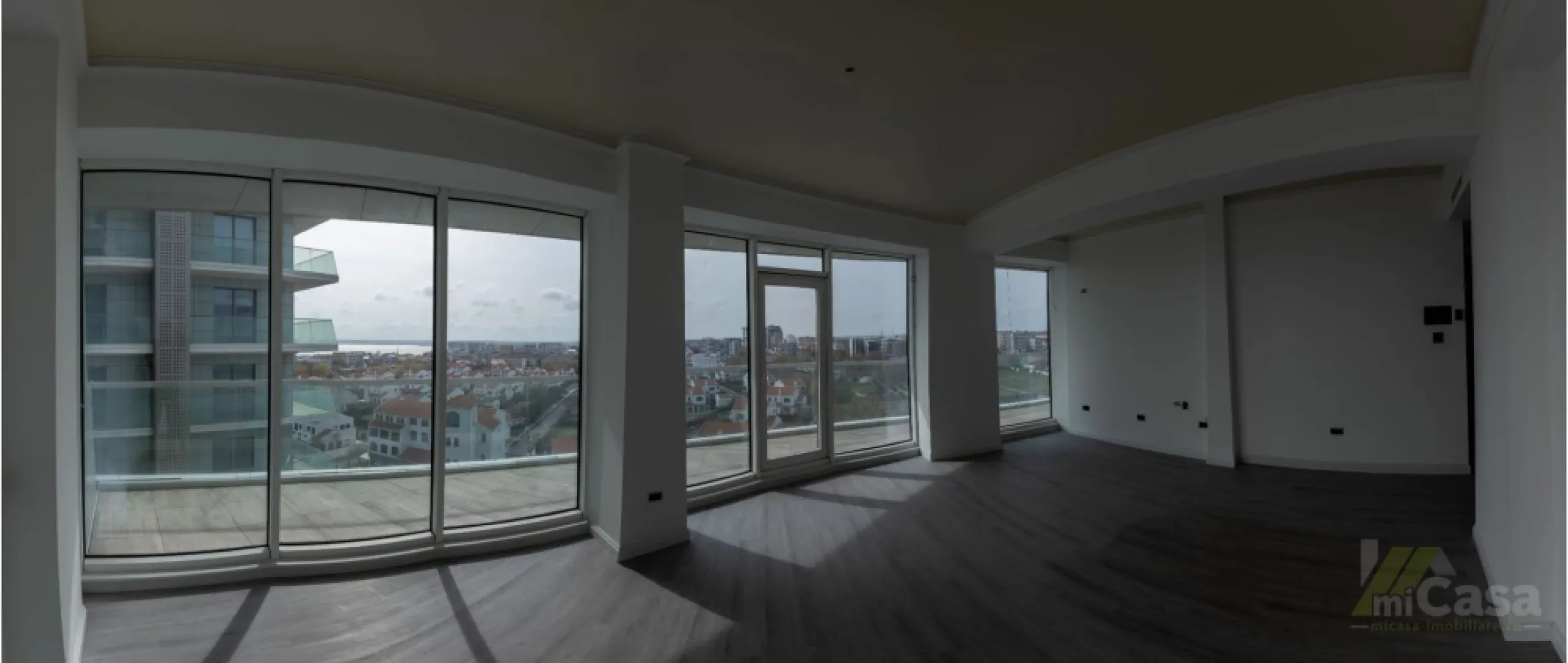 Apartament 2 Camere - Complex Rezidențial WHITE SEA - Mamaia - Apartament 2 camere - Etaj 7 - Complex Rezidențial WHITE SEA

miCasa imobiliare vă prezintă un apartament modern, situat la etajul 7 al unui complex rezidențial deosebit, cu o suprafață totală de 98,5 mp. Apartamentul este de tip 1, conform planului etajelor 1-8, și beneficiază de o distribuție optimă a spațiilor.

Structura apartamentului:

Living + Bucătărie: 27,71 mp – un spațiu generos și luminos, ideal pentru momentele de relaxare sau socializare, completat de o bucătărie modernă, perfect integrată.
Dormitor: 16,56 mp – un dormitor spațios, care oferă confort și intimitate, fiind locul ideal pentru odihnă.
Baie: 4,54 mp – baie modernă, dotată cu toate facilitățile necesare.
Hol: 4,77 mp – un hol bine gândit, care face legătura între încăperile apartamentului.
Terasa: 28,6 mp – locul perfect pentru a te bucura de aerul curat și de o vedere spectaculoasă la mare.

Caracteristici suplimentare:

Izolație fonică: Apartamentul beneficiază de o izolație fonică excelentă, asigurându-vă confortul necesar pentru o viață liniștită.
Eco friendly: Tehnologii eco-friendly pentru un trai sustenabil, reducând impactul asupra mediului.
Smart home: Apartamentul este echipat cu sistem smart home, care vă permite să controlați cu ușurință iluminatul, temperatura și alte funcționalități ale locuinței dintr-o aplicație mobilă.
Vedere la mare: Bucurați-vă de o priveliște deosebită asupra mării, perfectă pentru momente de relaxare sau pentru a savura apusurile.
Complex rezidențial: Locuința se află într-un complex rezidențial de top, oferind facilități moderne, siguranță și un mediu plăcut și liniștit pentru întreaga familie.

Acest apartament reprezintă alegerea perfectă pentru cei care doresc confort, modernitate și o locație deosebită cu vedere la mare.

Contactați-ne pentru mai multe detalii sau pentru a programa o vizionare!

Cumperi prin miCasa Imobiliare? Primești mai mult decât o locuință.
👉 Ai comision 0 și până la 10% reducere la materialele de amenajare interioară marca miCasa.

Cumpără inteligent. Renovează cu stil.