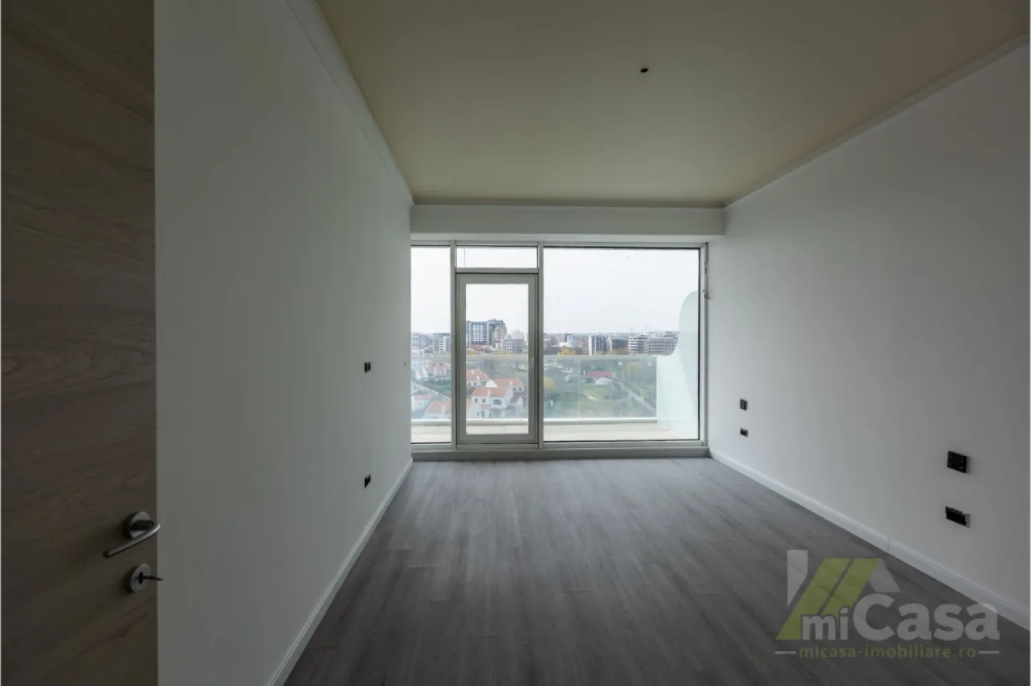 Apartament 2 Camere - Complex Rezidențial WHITE SEA - Mamaia - Apartament 2 camere - Etaj 7 - Complex Rezidențial WHITE SEA

miCasa imobiliare vă prezintă un apartament modern, situat la etajul 7 al unui complex rezidențial deosebit, cu o suprafață totală de 98,5 mp. Apartamentul este de tip 1, conform planului etajelor 1-8, și beneficiază de o distribuție optimă a spațiilor.

Structura apartamentului:

Living + Bucătărie: 27,71 mp – un spațiu generos și luminos, ideal pentru momentele de relaxare sau socializare, completat de o bucătărie modernă, perfect integrată.
Dormitor: 16,56 mp – un dormitor spațios, care oferă confort și intimitate, fiind locul ideal pentru odihnă.
Baie: 4,54 mp – baie modernă, dotată cu toate facilitățile necesare.
Hol: 4,77 mp – un hol bine gândit, care face legătura între încăperile apartamentului.
Terasa: 28,6 mp – locul perfect pentru a te bucura de aerul curat și de o vedere spectaculoasă la mare.

Caracteristici suplimentare:

Izolație fonică: Apartamentul beneficiază de o izolație fonică excelentă, asigurându-vă confortul necesar pentru o viață liniștită.
Eco friendly: Tehnologii eco-friendly pentru un trai sustenabil, reducând impactul asupra mediului.
Smart home: Apartamentul este echipat cu sistem smart home, care vă permite să controlați cu ușurință iluminatul, temperatura și alte funcționalități ale locuinței dintr-o aplicație mobilă.
Vedere la mare: Bucurați-vă de o priveliște deosebită asupra mării, perfectă pentru momente de relaxare sau pentru a savura apusurile.
Complex rezidențial: Locuința se află într-un complex rezidențial de top, oferind facilități moderne, siguranță și un mediu plăcut și liniștit pentru întreaga familie.

Acest apartament reprezintă alegerea perfectă pentru cei care doresc confort, modernitate și o locație deosebită cu vedere la mare.

Contactați-ne pentru mai multe detalii sau pentru a programa o vizionare!

Cumperi prin miCasa Imobiliare? Primești mai mult decât o locuință.
👉 Ai comision 0 și până la 10% reducere la materialele de amenajare interioară marca miCasa.

Cumpără inteligent. Renovează cu stil.