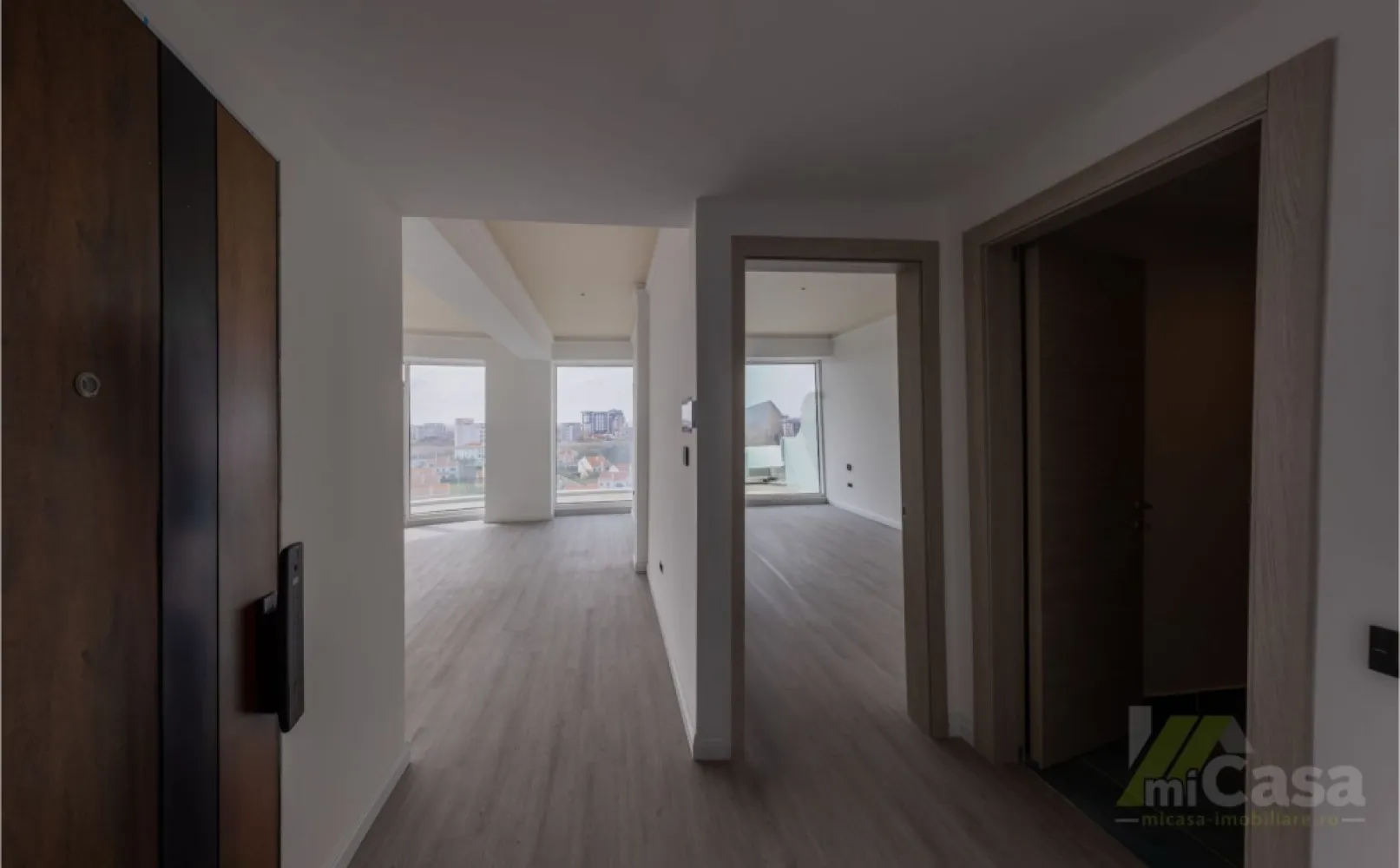 Apartament 2 Camere - Complex Rezidențial WHITE SEA - Mamaia - Apartament 2 camere - Etaj 7 - Complex Rezidențial WHITE SEA

miCasa imobiliare vă prezintă un apartament modern, situat la etajul 7 al unui complex rezidențial deosebit, cu o suprafață totală de 98,5 mp. Apartamentul este de tip 1, conform planului etajelor 1-8, și beneficiază de o distribuție optimă a spațiilor.

Structura apartamentului:

Living + Bucătărie: 27,71 mp – un spațiu generos și luminos, ideal pentru momentele de relaxare sau socializare, completat de o bucătărie modernă, perfect integrată.
Dormitor: 16,56 mp – un dormitor spațios, care oferă confort și intimitate, fiind locul ideal pentru odihnă.
Baie: 4,54 mp – baie modernă, dotată cu toate facilitățile necesare.
Hol: 4,77 mp – un hol bine gândit, care face legătura între încăperile apartamentului.
Terasa: 28,6 mp – locul perfect pentru a te bucura de aerul curat și de o vedere spectaculoasă la mare.

Caracteristici suplimentare:

Izolație fonică: Apartamentul beneficiază de o izolație fonică excelentă, asigurându-vă confortul necesar pentru o viață liniștită.
Eco friendly: Tehnologii eco-friendly pentru un trai sustenabil, reducând impactul asupra mediului.
Smart home: Apartamentul este echipat cu sistem smart home, care vă permite să controlați cu ușurință iluminatul, temperatura și alte funcționalități ale locuinței dintr-o aplicație mobilă.
Vedere la mare: Bucurați-vă de o priveliște deosebită asupra mării, perfectă pentru momente de relaxare sau pentru a savura apusurile.
Complex rezidențial: Locuința se află într-un complex rezidențial de top, oferind facilități moderne, siguranță și un mediu plăcut și liniștit pentru întreaga familie.

Acest apartament reprezintă alegerea perfectă pentru cei care doresc confort, modernitate și o locație deosebită cu vedere la mare.

Contactați-ne pentru mai multe detalii sau pentru a programa o vizionare!

Cumperi prin miCasa Imobiliare? Primești mai mult decât o locuință.
👉 Ai comision 0 și până la 10% reducere la materialele de amenajare interioară marca miCasa.

Cumpără inteligent. Renovează cu stil.