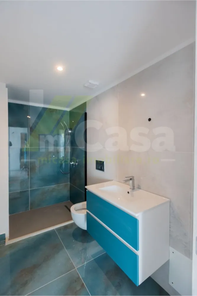 Apartament 2 Camere - Complex Rezidențial WHITE SEA - Mamaia - Apartament 2 camere - Etaj 7 - Complex Rezidențial WHITE SEA

miCasa imobiliare vă prezintă un apartament modern, situat la etajul 7 al unui complex rezidențial deosebit, cu o suprafață totală de 98,5 mp. Apartamentul este de tip 1, conform planului etajelor 1-8, și beneficiază de o distribuție optimă a spațiilor.

Structura apartamentului:

Living + Bucătărie: 27,71 mp – un spațiu generos și luminos, ideal pentru momentele de relaxare sau socializare, completat de o bucătărie modernă, perfect integrată.
Dormitor: 16,56 mp – un dormitor spațios, care oferă confort și intimitate, fiind locul ideal pentru odihnă.
Baie: 4,54 mp – baie modernă, dotată cu toate facilitățile necesare.
Hol: 4,77 mp – un hol bine gândit, care face legătura între încăperile apartamentului.
Terasa: 28,6 mp – locul perfect pentru a te bucura de aerul curat și de o vedere spectaculoasă la mare.

Caracteristici suplimentare:

Izolație fonică: Apartamentul beneficiază de o izolație fonică excelentă, asigurându-vă confortul necesar pentru o viață liniștită.
Eco friendly: Tehnologii eco-friendly pentru un trai sustenabil, reducând impactul asupra mediului.
Smart home: Apartamentul este echipat cu sistem smart home, care vă permite să controlați cu ușurință iluminatul, temperatura și alte funcționalități ale locuinței dintr-o aplicație mobilă.
Vedere la mare: Bucurați-vă de o priveliște deosebită asupra mării, perfectă pentru momente de relaxare sau pentru a savura apusurile.
Complex rezidențial: Locuința se află într-un complex rezidențial de top, oferind facilități moderne, siguranță și un mediu plăcut și liniștit pentru întreaga familie.

Acest apartament reprezintă alegerea perfectă pentru cei care doresc confort, modernitate și o locație deosebită cu vedere la mare.

Contactați-ne pentru mai multe detalii sau pentru a programa o vizionare!

Cumperi prin miCasa Imobiliare? Primești mai mult decât o locuință.
👉 Ai comision 0 și până la 10% reducere la materialele de amenajare interioară marca miCasa.

Cumpără inteligent. Renovează cu stil.