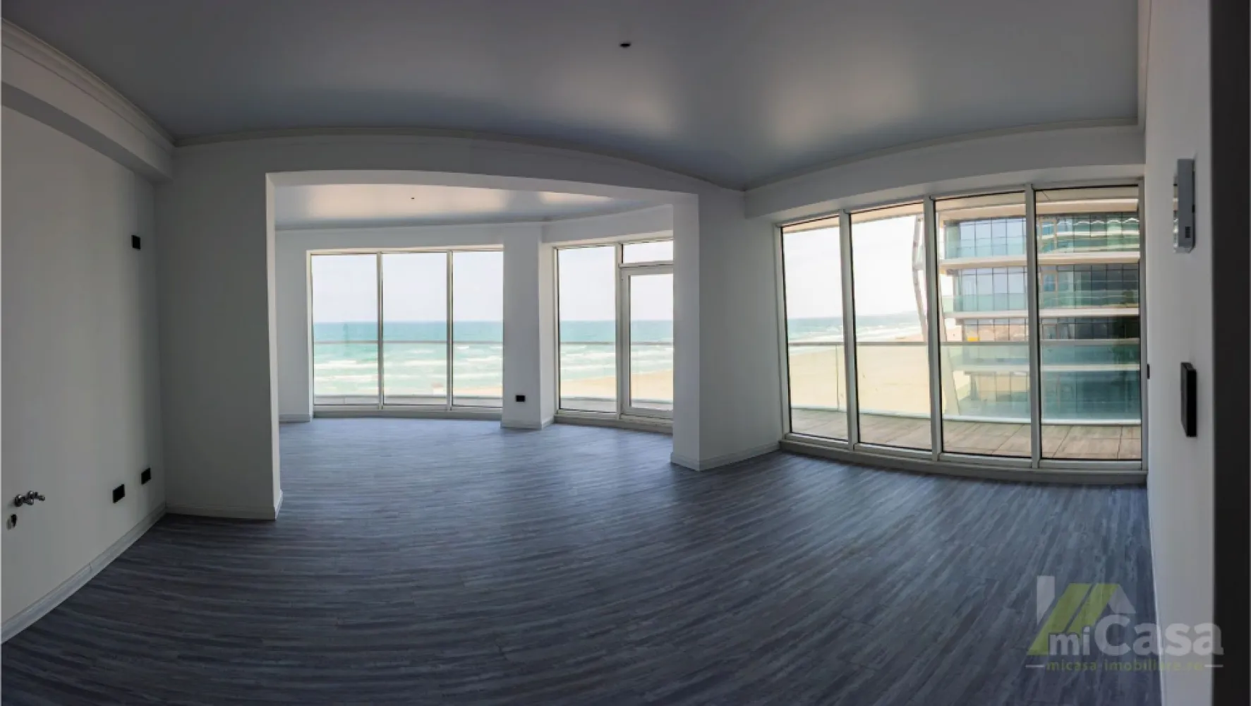 Apartament 3 Camere - Complex Rezidențial WHITE SEA - Mamaia - Apartament 3 camere - Etaj 2 - Complex Rezidențial WHITE SEA

miCasa imobiliare vă prezintă un apartament modern, situat la etajul 2 al unui complex rezidențial deosebit, cu o suprafață totală de 147,3 mp. Apartamentul este de tip 11, conform planului etajelor 1-8, și beneficiază de o distribuție optimă a spațiilor.

Structura apartamentului:

Living + Bucătărie: 34,02 mp – un spațiu generos și luminos, ideal pentru momentele de relaxare sau socializare, completat de o bucătărie modernă, perfect integrată.
Dormitor M: 14,41 mp – un dormitor spațios, care oferă confort și intimitate, fiind locul ideal pentru odihnă.
Dormitor: 10,40 mp – un dormitor spațios, care oferă confort și intimitate, fiind locul ideal pentru odihnă.
Baie M: 3,69 mp – baie modernă, dotată cu toate facilitățile necesare.
Baie: 4,75 mp – baie modernă, dotată cu toate facilitățile necesare.
Hol: 13,09 mp – un hol bine gândit, care face legătura între încăperile apartamentului.
Terasa: 39,3 mp – locul perfect pentru a te bucura de aerul curat și de o vedere spectaculoasă la mare.

Caracteristici suplimentare:

Izolație fonică: Apartamentul beneficiază de o izolație fonică excelentă, asigurându-vă confortul necesar pentru o viață liniștită.
Eco friendly: Tehnologii eco-friendly pentru un trai sustenabil, reducând impactul asupra mediului.
Smart home: Apartamentul este echipat cu sistem smart home, care vă permite să controlați cu ușurință iluminatul, temperatura și alte funcționalități ale locuinței dintr-o aplicație mobilă.
Vedere la mare: Bucurați-vă de o priveliște deosebită asupra mării, perfectă pentru momente de relaxare sau pentru a savura apusurile.
Complex rezidențial: Locuința se află într-un complex rezidențial de top, oferind facilități moderne, siguranță și un mediu plăcut și liniștit pentru întreaga familie.

Acest apartament reprezintă alegerea perfectă pentru cei care doresc confort, modernitate și o locație deosebită cu vedere la mare.

Contactați-ne pentru mai multe detalii sau pentru a programa o vizionare!

Cumperi prin miCasa Imobiliare? Primești mai mult decât o locuință.
👉 Ai comision 0 și până la 10% reducere la materialele de amenajare interioară marca miCasa.

Cumpără inteligent. Renovează cu stil.