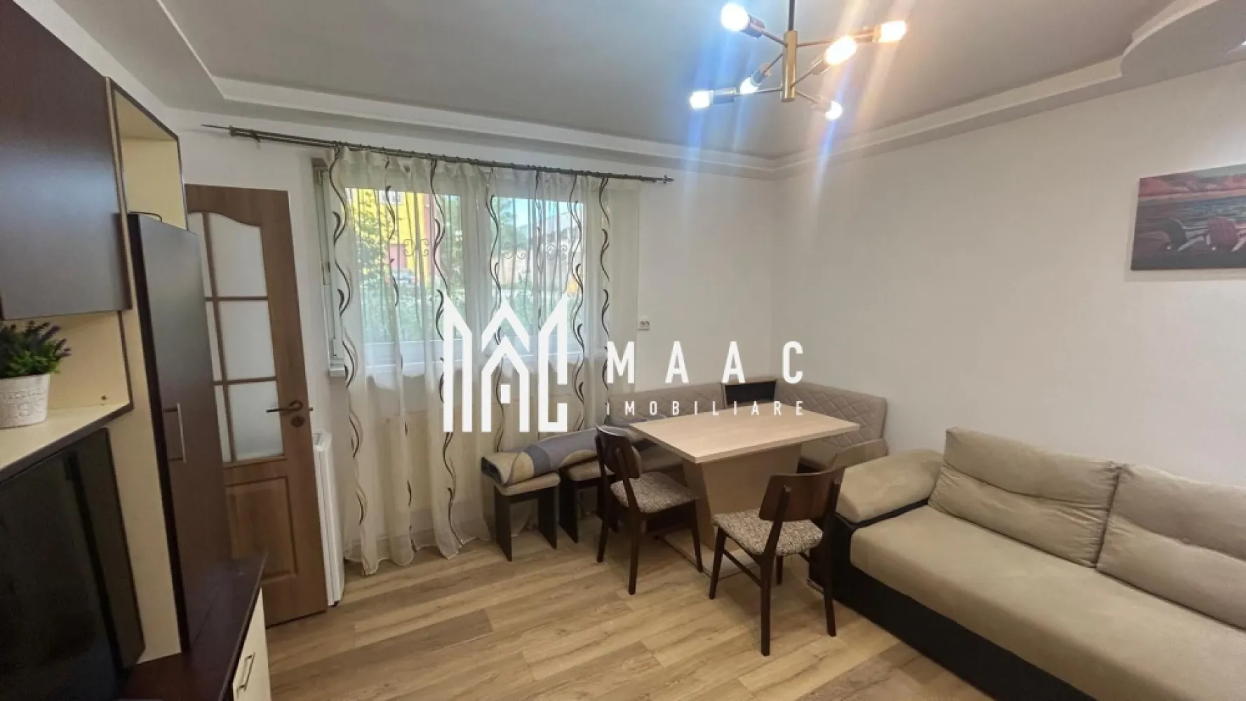 Garsonieră | 25 MPU | Mobilată și Utilată | Investiție | Terezian - MAAC Imobiliare prezintă spre vânzare o garsonieră situată în zona Terezian cu o suprafață utilă de 25 mp, ideală atât pentru locuit, cât și pentru investiție.

Garsoniera este compartimentată practic hol, bucătărie separata, baie separata, dormitor, se vinde complet mobilată și utilată.

Imobilul dispune de tâmplărie PVC cu geam termopan, parchet, centrală termică proprie si masina de spalat rufe inca in garantie. Baia este finisată cu gresie și faianță și este dotată cu cada, iar bucătăria este complet mobilată și utilată, fiind prevăzută cu mașină de spălat, aragaz și hotă. Instalatie electrica schimbata pe cupru in 2018.

Proprietatea reprezintă o alegere potrivită atât pentru închiriere, cât și pentru rezidență, fiind amplasată într-o zonă liniștită și bine cotată din cartierul Terezian, aproape de stații de autobuz, farmacii, magazine, școli și la distanță mică de centrul orașului.

Pentru mai multe informații și programarea unei vizionări, vă rugăm să menționați ID anunț: CP3120132.