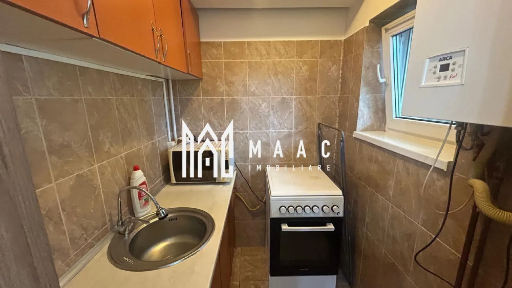 Garsonieră | 25 MPU | Mobilată și Utilată | Investiție | Terezian - MAAC Imobiliare prezintă spre vânzare o garsonieră situată în zona Terezian cu o suprafață utilă de 25 mp, ideală atât pentru locuit, cât și pentru investiție.

Garsoniera este compartimentată practic hol, bucătărie separata, baie separata, dormitor, se vinde complet mobilată și utilată.

Imobilul dispune de tâmplărie PVC cu geam termopan, parchet, centrală termică proprie si masina de spalat rufe inca in garantie. Baia este finisată cu gresie și faianță și este dotată cu cada, iar bucătăria este complet mobilată și utilată, fiind prevăzută cu mașină de spălat, aragaz și hotă. Instalatie electrica schimbata pe cupru in 2018.

Proprietatea reprezintă o alegere potrivită atât pentru închiriere, cât și pentru rezidență, fiind amplasată într-o zonă liniștită și bine cotată din cartierul Terezian, aproape de stații de autobuz, farmacii, magazine, școli și la distanță mică de centrul orașului.

Pentru mai multe informații și programarea unei vizionări, vă rugăm să menționați ID anunț: CP3120132.
