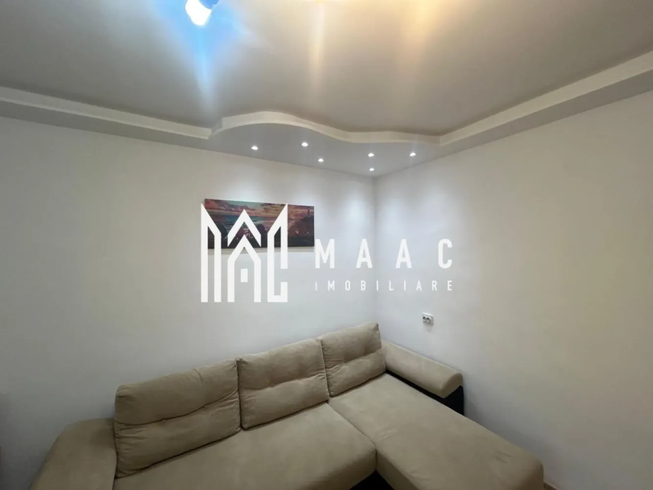 Garsonieră | 25 MPU | Mobilată și Utilată | Investiție | Terezian - MAAC Imobiliare prezintă spre vânzare o garsonieră situată în zona Terezian cu o suprafață utilă de 25 mp, ideală atât pentru locuit, cât și pentru investiție.

Garsoniera este compartimentată practic hol, bucătărie separata, baie separata, dormitor, se vinde complet mobilată și utilată.

Imobilul dispune de tâmplărie PVC cu geam termopan, parchet, centrală termică proprie si masina de spalat rufe inca in garantie. Baia este finisată cu gresie și faianță și este dotată cu cada, iar bucătăria este complet mobilată și utilată, fiind prevăzută cu mașină de spălat, aragaz și hotă. Instalatie electrica schimbata pe cupru in 2018.

Proprietatea reprezintă o alegere potrivită atât pentru închiriere, cât și pentru rezidență, fiind amplasată într-o zonă liniștită și bine cotată din cartierul Terezian, aproape de stații de autobuz, farmacii, magazine, școli și la distanță mică de centrul orașului.

Pentru mai multe informații și programarea unei vizionări, vă rugăm să menționați ID anunț: CP3120132.