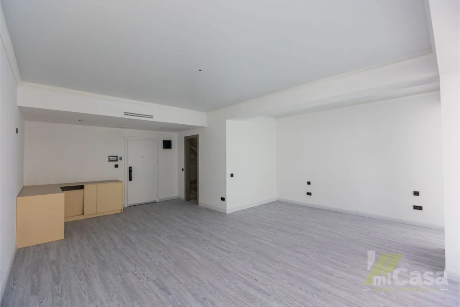 Apartament 1 Camera - Complex Rezidențial WHITE SEA - Mamaia - Apartament 1 cameră - Etaj 7 - Complex Rezidențial WHITE SEA

miCasa imobiliare vă prezintă un apartament modern, situat la etajul 7 al unui complex rezidențial deosebit, cu o suprafață totală de 55,2 mp. Apartamentul este de tip 12, conform planului etajelor 1-8, și beneficiază de o distribuție optimă a spațiilor.

Structura apartamentului:

Living + Bucătărie: 32,56 mp – un spațiu generos și luminos, ideal pentru momentele de relaxare sau socializare, completat de o bucătărie modernă, perfect integrată.
Baie: 3,70 mp – baie modernă, dotată cu toate facilitățile necesare.
Terasa: 10,6 mp – locul perfect pentru a te bucura de aerul curat și de o vedere spectaculoasă la mare.

Caracteristici suplimentare:

Izolație fonică: Apartamentul beneficiază de o izolație fonică excelentă, asigurându-vă confortul necesar pentru o viață liniștită.
Eco friendly: Tehnologii eco-friendly pentru un trai sustenabil, reducând impactul asupra mediului.
Smart home: Apartamentul este echipat cu sistem smart home, care vă permite să controlați cu ușurință iluminatul, temperatura și alte funcționalități ale locuinței dintr-o aplicație mobilă.
Vedere la mare: Bucurați-vă de o priveliște deosebită asupra mării, perfectă pentru momente de relaxare sau pentru a savura apusurile.
Complex rezidențial: Locuința se află într-un complex rezidențial de top, oferind facilități moderne, siguranță și un mediu plăcut și liniștit pentru întreaga familie.

Acest apartament reprezintă alegerea perfectă pentru cei care doresc confort, modernitate și o locație deosebită cu vedere la mare.

Contactați-ne pentru mai multe detalii sau pentru a programa o vizionare!

Cumperi prin miCasa Imobiliare? Primești mai mult decât o locuință.
👉 Ai comision 0 și până la 10% reducere la materialele de amenajare interioară marca miCasa.

Cumpără inteligent. Renovează cu stil.