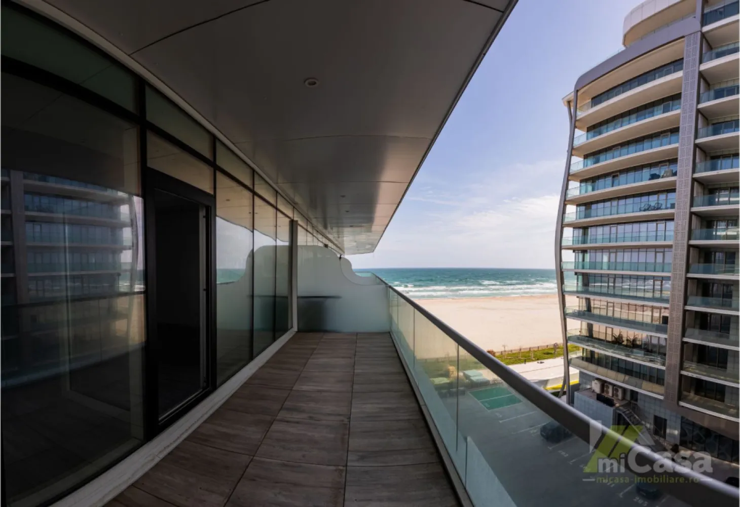 Apartament 1 Camera - Complex Rezidențial WHITE SEA - Mamaia - Apartament 1 cameră - Etaj 7 - Complex Rezidențial WHITE SEA

miCasa imobiliare vă prezintă un apartament modern, situat la etajul 7 al unui complex rezidențial deosebit, cu o suprafață totală de 55,2 mp. Apartamentul este de tip 12, conform planului etajelor 1-8, și beneficiază de o distribuție optimă a spațiilor.

Structura apartamentului:

Living + Bucătărie: 32,56 mp – un spațiu generos și luminos, ideal pentru momentele de relaxare sau socializare, completat de o bucătărie modernă, perfect integrată.
Baie: 3,70 mp – baie modernă, dotată cu toate facilitățile necesare.
Terasa: 10,6 mp – locul perfect pentru a te bucura de aerul curat și de o vedere spectaculoasă la mare.

Caracteristici suplimentare:

Izolație fonică: Apartamentul beneficiază de o izolație fonică excelentă, asigurându-vă confortul necesar pentru o viață liniștită.
Eco friendly: Tehnologii eco-friendly pentru un trai sustenabil, reducând impactul asupra mediului.
Smart home: Apartamentul este echipat cu sistem smart home, care vă permite să controlați cu ușurință iluminatul, temperatura și alte funcționalități ale locuinței dintr-o aplicație mobilă.
Vedere la mare: Bucurați-vă de o priveliște deosebită asupra mării, perfectă pentru momente de relaxare sau pentru a savura apusurile.
Complex rezidențial: Locuința se află într-un complex rezidențial de top, oferind facilități moderne, siguranță și un mediu plăcut și liniștit pentru întreaga familie.

Acest apartament reprezintă alegerea perfectă pentru cei care doresc confort, modernitate și o locație deosebită cu vedere la mare.

Contactați-ne pentru mai multe detalii sau pentru a programa o vizionare!

Cumperi prin miCasa Imobiliare? Primești mai mult decât o locuință.
👉 Ai comision 0 și până la 10% reducere la materialele de amenajare interioară marca miCasa.

Cumpără inteligent. Renovează cu stil.