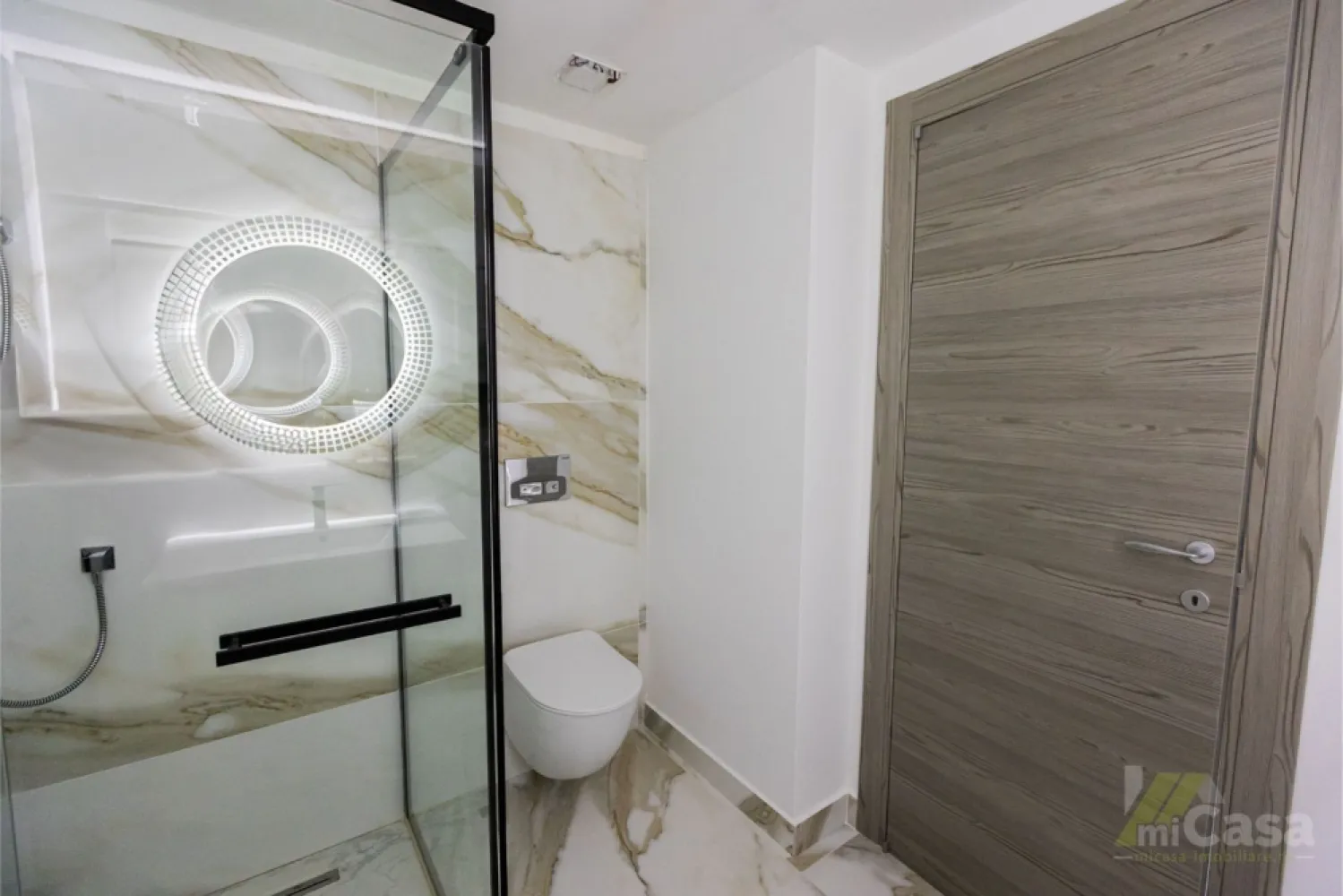 Apartament 1 Camera - Complex Rezidențial WHITE SEA - Mamaia - Apartament 1 cameră - Etaj 7 - Complex Rezidențial WHITE SEA

miCasa imobiliare vă prezintă un apartament modern, situat la etajul 7 al unui complex rezidențial deosebit, cu o suprafață totală de 55,2 mp. Apartamentul este de tip 12, conform planului etajelor 1-8, și beneficiază de o distribuție optimă a spațiilor.

Structura apartamentului:

Living + Bucătărie: 32,56 mp – un spațiu generos și luminos, ideal pentru momentele de relaxare sau socializare, completat de o bucătărie modernă, perfect integrată.
Baie: 3,70 mp – baie modernă, dotată cu toate facilitățile necesare.
Terasa: 10,6 mp – locul perfect pentru a te bucura de aerul curat și de o vedere spectaculoasă la mare.

Caracteristici suplimentare:

Izolație fonică: Apartamentul beneficiază de o izolație fonică excelentă, asigurându-vă confortul necesar pentru o viață liniștită.
Eco friendly: Tehnologii eco-friendly pentru un trai sustenabil, reducând impactul asupra mediului.
Smart home: Apartamentul este echipat cu sistem smart home, care vă permite să controlați cu ușurință iluminatul, temperatura și alte funcționalități ale locuinței dintr-o aplicație mobilă.
Vedere la mare: Bucurați-vă de o priveliște deosebită asupra mării, perfectă pentru momente de relaxare sau pentru a savura apusurile.
Complex rezidențial: Locuința se află într-un complex rezidențial de top, oferind facilități moderne, siguranță și un mediu plăcut și liniștit pentru întreaga familie.

Acest apartament reprezintă alegerea perfectă pentru cei care doresc confort, modernitate și o locație deosebită cu vedere la mare.

Contactați-ne pentru mai multe detalii sau pentru a programa o vizionare!

Cumperi prin miCasa Imobiliare? Primești mai mult decât o locuință.
👉 Ai comision 0 și până la 10% reducere la materialele de amenajare interioară marca miCasa.

Cumpără inteligent. Renovează cu stil.