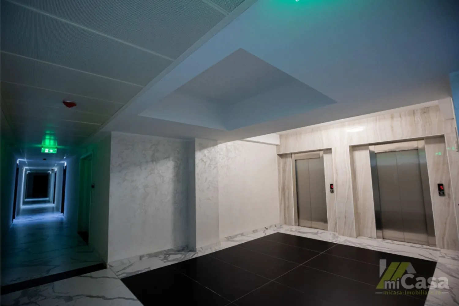 Apartament 1 Camera - Complex Rezidențial WHITE SEA - Mamaia - Apartament 1 cameră - Etaj 7 - Complex Rezidențial WHITE SEA

miCasa imobiliare vă prezintă un apartament modern, situat la etajul 7 al unui complex rezidențial deosebit, cu o suprafață totală de 55,2 mp. Apartamentul este de tip 12, conform planului etajelor 1-8, și beneficiază de o distribuție optimă a spațiilor.

Structura apartamentului:

Living + Bucătărie: 32,56 mp – un spațiu generos și luminos, ideal pentru momentele de relaxare sau socializare, completat de o bucătărie modernă, perfect integrată.
Baie: 3,70 mp – baie modernă, dotată cu toate facilitățile necesare.
Terasa: 10,6 mp – locul perfect pentru a te bucura de aerul curat și de o vedere spectaculoasă la mare.

Caracteristici suplimentare:

Izolație fonică: Apartamentul beneficiază de o izolație fonică excelentă, asigurându-vă confortul necesar pentru o viață liniștită.
Eco friendly: Tehnologii eco-friendly pentru un trai sustenabil, reducând impactul asupra mediului.
Smart home: Apartamentul este echipat cu sistem smart home, care vă permite să controlați cu ușurință iluminatul, temperatura și alte funcționalități ale locuinței dintr-o aplicație mobilă.
Vedere la mare: Bucurați-vă de o priveliște deosebită asupra mării, perfectă pentru momente de relaxare sau pentru a savura apusurile.
Complex rezidențial: Locuința se află într-un complex rezidențial de top, oferind facilități moderne, siguranță și un mediu plăcut și liniștit pentru întreaga familie.

Acest apartament reprezintă alegerea perfectă pentru cei care doresc confort, modernitate și o locație deosebită cu vedere la mare.

Contactați-ne pentru mai multe detalii sau pentru a programa o vizionare!

Cumperi prin miCasa Imobiliare? Primești mai mult decât o locuință.
👉 Ai comision 0 și până la 10% reducere la materialele de amenajare interioară marca miCasa.

Cumpără inteligent. Renovează cu stil.