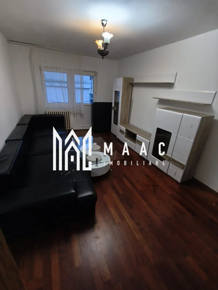 Apartament 2 camere | 50MPU | 2 Balcoane | Zona Valea Aurie - MAAC Imobiliare vă propune spre vânzare un apartament cu 2 camere, decomandat, situat în zona Valea Aurie, una dintre cele mai apreciate zone rezidențiale din Sibiu, recunoscută pentru liniște, spații verzi și acces rapid către punctele de interes ale orașului. Locuința are o suprafață de aproximativ 50 mp și este compartimentată practic, fiind compusă din bucătărie separată, living, dormitor, hol generos, hol secundar, baie și două balcoane, care adaugă lumină naturală și spațiu suplimentar. Proprietatea beneficiază și de boxă la subsol, ideală pentru depozitare. Zona este un real avantaj al acestei proprietăți, având în imediata apropiere școli și grădinițe, Parcul Sub Arini, magazine, supermarketuri, farmacii, precum și numeroase spații verzi. Accesul către mijloacele de transport în comun este facil, iar legătura cu centrul orașului se face rapid. Apartamentul este potrivit atât pentru locuire proprie, cât și pentru investiție, fiind situat într-o zonă cu cerere ridicată pe piața imobiliară. Pentru mai multe detalii sau pentru a programa o vizionare, vă rugăm să ne contactați. Specificați ID-ul CP2884248. }}