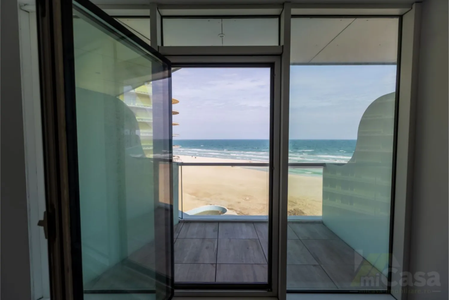 Apartament 2 Camere - Complex Rezidențial WHITE SEA - Mamaia - Apartament 2 camere - Etaj 5 - Complex Rezidențial WHITE SEA

miCasa imobiliare vă prezintă un apartament modern, situat la etajul 5 al unui complex rezidențial deosebit, cu o suprafață totală de 84 mp. Apartamentul este de tip 7, conform planului etajelor 1-8, și beneficiază de o distribuție optimă a spațiilor.

Structura apartamentului:

Living + Bucătărie: 37,24 mp – un spațiu generos și luminos, ideal pentru momentele de relaxare sau socializare, completat de o bucătărie modernă, perfect integrată.
Dormitor: 23,42 mp – un dormitor spațios, care oferă confort și intimitate, fiind locul ideal pentru odihnă.
Baie: 5,07 mp – baie modernă, dotată cu toate facilitățile necesare.
Hol: 2,32 mp – un hol bine gândit, care face legătura între încăperile apartamentului.
Terasa: 5 mp – locul perfect pentru a te bucura de aerul curat și de o vedere spectaculoasă la mare.

Caracteristici suplimentare:

Izolație fonică: Apartamentul beneficiază de o izolație fonică excelentă, asigurându-vă confortul necesar pentru o viață liniștită.
Eco friendly: Tehnologii eco-friendly pentru un trai sustenabil, reducând impactul asupra mediului.
Smart home: Apartamentul este echipat cu sistem smart home, care vă permite să controlați cu ușurință iluminatul, temperatura și alte funcționalități ale locuinței dintr-o aplicație mobilă.
Vedere la mare: Bucurați-vă de o priveliște deosebită asupra mării, perfectă pentru momente de relaxare sau pentru a savura apusurile.
Complex rezidențial: Locuința se află într-un complex rezidențial de top, oferind facilități moderne, siguranță și un mediu plăcut și liniștit pentru întreaga familie.

Acest apartament reprezintă alegerea perfectă pentru cei care doresc confort, modernitate și o locație deosebită cu vedere la mare.

Contactați-ne pentru mai multe detalii sau pentru a programa o vizionare!

Cumperi prin miCasa Imobiliare? Primești mai mult decât o locuință.
👉 Ai comision 0 și până la 10% reducere la materialele de amenajare interioară marca miCasa.

Cumpără inteligent. Renovează cu stil.
