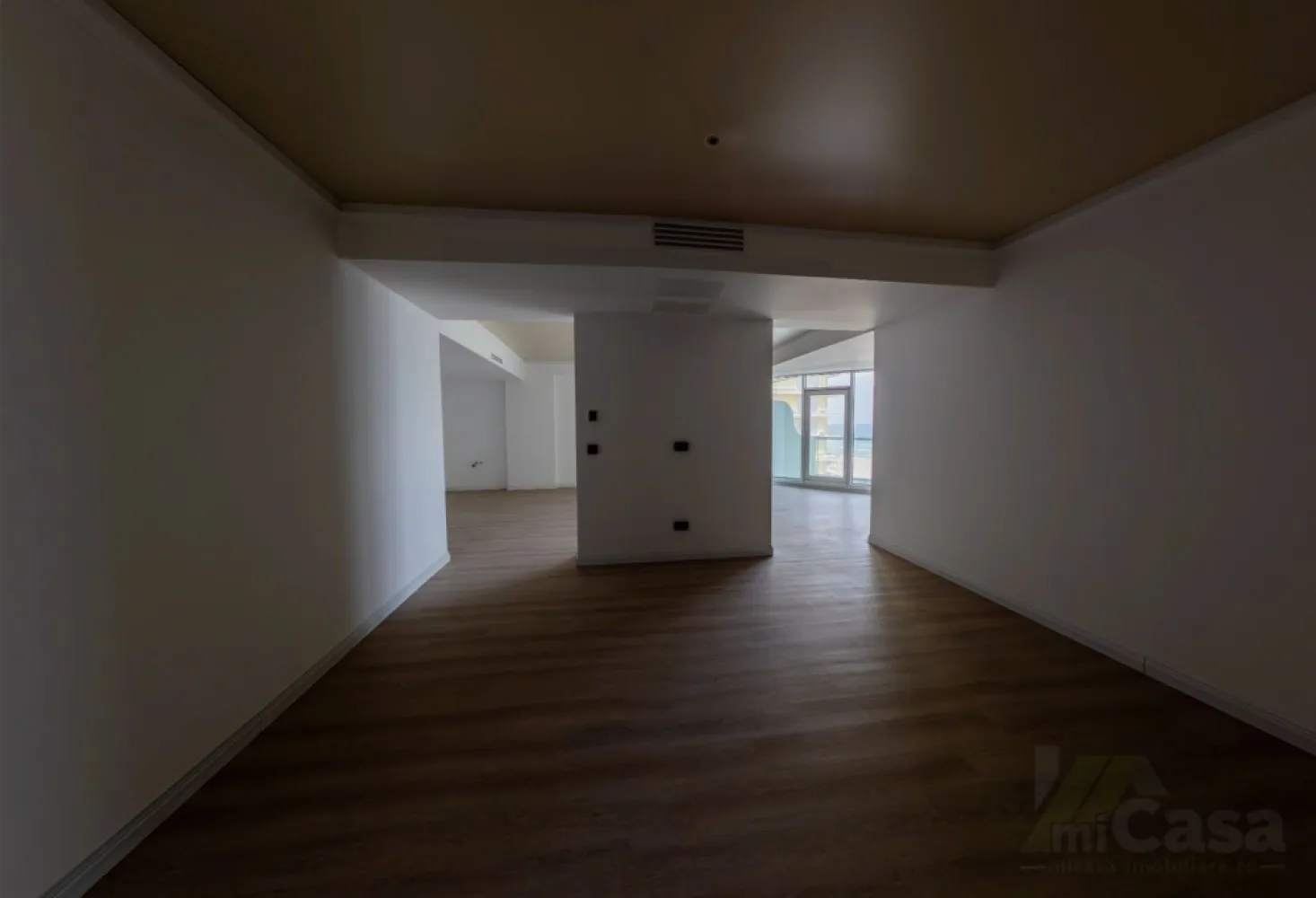 Apartament 2 Camere - Complex Rezidențial WHITE SEA - Mamaia - Apartament 2 camere - Etaj 5 - Complex Rezidențial WHITE SEA

miCasa imobiliare vă prezintă un apartament modern, situat la etajul 5 al unui complex rezidențial deosebit, cu o suprafață totală de 84 mp. Apartamentul este de tip 7, conform planului etajelor 1-8, și beneficiază de o distribuție optimă a spațiilor.

Structura apartamentului:

Living + Bucătărie: 37,24 mp – un spațiu generos și luminos, ideal pentru momentele de relaxare sau socializare, completat de o bucătărie modernă, perfect integrată.
Dormitor: 23,42 mp – un dormitor spațios, care oferă confort și intimitate, fiind locul ideal pentru odihnă.
Baie: 5,07 mp – baie modernă, dotată cu toate facilitățile necesare.
Hol: 2,32 mp – un hol bine gândit, care face legătura între încăperile apartamentului.
Terasa: 5 mp – locul perfect pentru a te bucura de aerul curat și de o vedere spectaculoasă la mare.

Caracteristici suplimentare:

Izolație fonică: Apartamentul beneficiază de o izolație fonică excelentă, asigurându-vă confortul necesar pentru o viață liniștită.
Eco friendly: Tehnologii eco-friendly pentru un trai sustenabil, reducând impactul asupra mediului.
Smart home: Apartamentul este echipat cu sistem smart home, care vă permite să controlați cu ușurință iluminatul, temperatura și alte funcționalități ale locuinței dintr-o aplicație mobilă.
Vedere la mare: Bucurați-vă de o priveliște deosebită asupra mării, perfectă pentru momente de relaxare sau pentru a savura apusurile.
Complex rezidențial: Locuința se află într-un complex rezidențial de top, oferind facilități moderne, siguranță și un mediu plăcut și liniștit pentru întreaga familie.

Acest apartament reprezintă alegerea perfectă pentru cei care doresc confort, modernitate și o locație deosebită cu vedere la mare.

Contactați-ne pentru mai multe detalii sau pentru a programa o vizionare!

Cumperi prin miCasa Imobiliare? Primești mai mult decât o locuință.
👉 Ai comision 0 și până la 10% reducere la materialele de amenajare interioară marca miCasa.

Cumpără inteligent. Renovează cu stil.