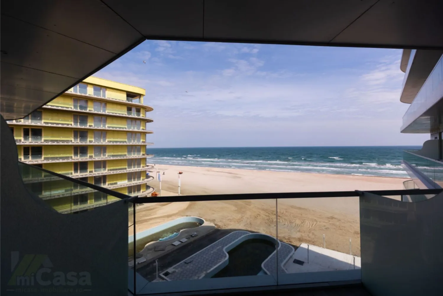 Apartament 2 Camere - Complex Rezidențial WHITE SEA - Mamaia - Apartament 2 camere - Etaj 5 - Complex Rezidențial WHITE SEA

miCasa imobiliare vă prezintă un apartament modern, situat la etajul 5 al unui complex rezidențial deosebit, cu o suprafață totală de 84 mp. Apartamentul este de tip 7, conform planului etajelor 1-8, și beneficiază de o distribuție optimă a spațiilor.

Structura apartamentului:

Living + Bucătărie: 37,24 mp – un spațiu generos și luminos, ideal pentru momentele de relaxare sau socializare, completat de o bucătărie modernă, perfect integrată.
Dormitor: 23,42 mp – un dormitor spațios, care oferă confort și intimitate, fiind locul ideal pentru odihnă.
Baie: 5,07 mp – baie modernă, dotată cu toate facilitățile necesare.
Hol: 2,32 mp – un hol bine gândit, care face legătura între încăperile apartamentului.
Terasa: 5 mp – locul perfect pentru a te bucura de aerul curat și de o vedere spectaculoasă la mare.

Caracteristici suplimentare:

Izolație fonică: Apartamentul beneficiază de o izolație fonică excelentă, asigurându-vă confortul necesar pentru o viață liniștită.
Eco friendly: Tehnologii eco-friendly pentru un trai sustenabil, reducând impactul asupra mediului.
Smart home: Apartamentul este echipat cu sistem smart home, care vă permite să controlați cu ușurință iluminatul, temperatura și alte funcționalități ale locuinței dintr-o aplicație mobilă.
Vedere la mare: Bucurați-vă de o priveliște deosebită asupra mării, perfectă pentru momente de relaxare sau pentru a savura apusurile.
Complex rezidențial: Locuința se află într-un complex rezidențial de top, oferind facilități moderne, siguranță și un mediu plăcut și liniștit pentru întreaga familie.

Acest apartament reprezintă alegerea perfectă pentru cei care doresc confort, modernitate și o locație deosebită cu vedere la mare.

Contactați-ne pentru mai multe detalii sau pentru a programa o vizionare!

Cumperi prin miCasa Imobiliare? Primești mai mult decât o locuință.
👉 Ai comision 0 și până la 10% reducere la materialele de amenajare interioară marca miCasa.

Cumpără inteligent. Renovează cu stil.
