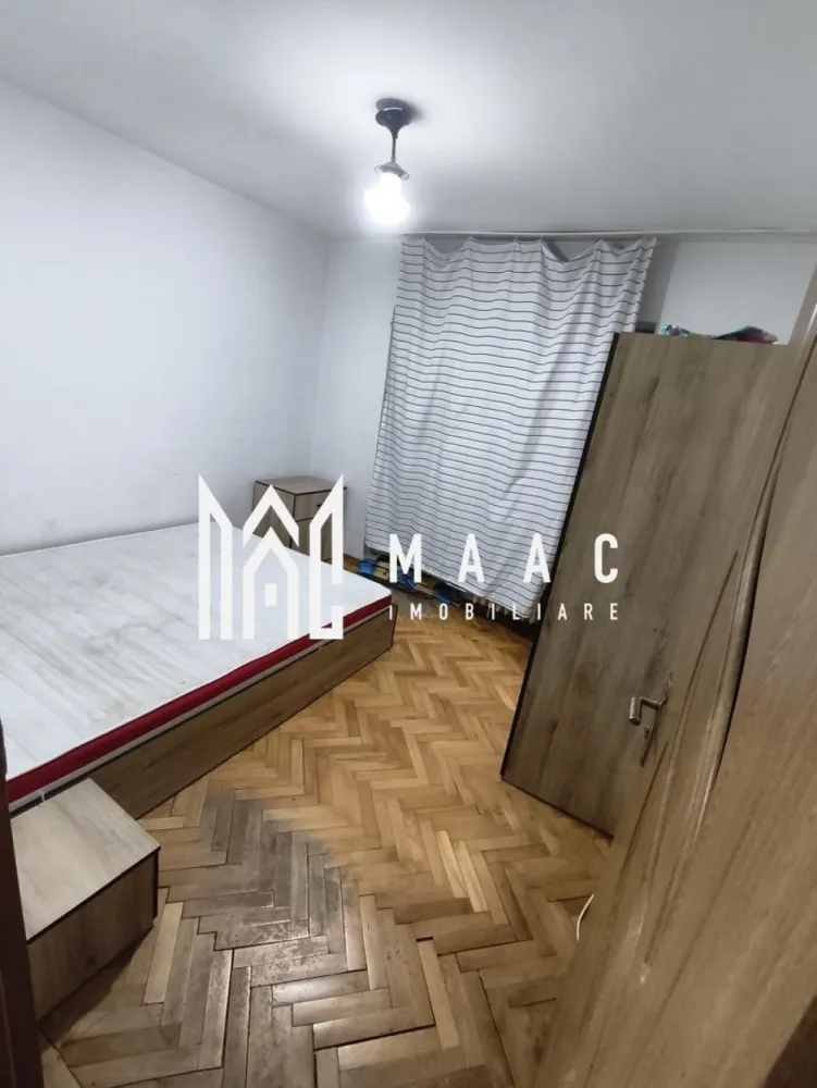 Apartament 2 camere | 50MPU | 2 Balcoane | Zona Valea Aurie - MAAC Imobiliare vă propune spre vânzare un apartament cu 2 camere, decomandat, situat în zona Valea Aurie, una dintre cele mai apreciate zone rezidențiale din Sibiu, recunoscută pentru liniște, spații verzi și acces rapid către punctele de interes ale orașului. Locuința are o suprafață de aproximativ 50 mp și este compartimentată practic, fiind compusă din bucătărie separată, living, dormitor, hol generos, hol secundar, baie și două balcoane, care adaugă lumină naturală și spațiu suplimentar. Proprietatea beneficiază și de boxă la subsol, ideală pentru depozitare. Zona este un real avantaj al acestei proprietăți, având în imediata apropiere școli și grădinițe, Parcul Sub Arini, magazine, supermarketuri, farmacii, precum și numeroase spații verzi. Accesul către mijloacele de transport în comun este facil, iar legătura cu centrul orașului se face rapid. Apartamentul este potrivit atât pentru locuire proprie, cât și pentru investiție, fiind situat într-o zonă cu cerere ridicată pe piața imobiliară. Pentru mai multe detalii sau pentru a programa o vizionare, vă rugăm să ne contactați. Specificați ID-ul CP2884248. }}
