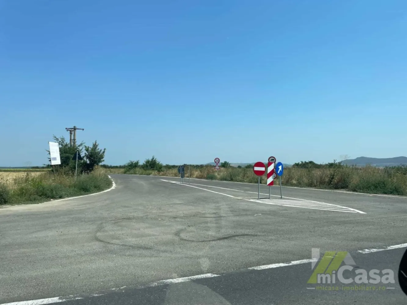 🏗️ Teren strategic pentru investiții – Isaccea, jud. Tulcea - Cumperi prin miCasa Imobiliare? Primești mai mult decât o locuință.
👉 Ai comision 0 și până la 10% reducere la materialele de amenajare interioară marca miCasa.

Cumpără inteligent. Renovează cu stil.

miCasa Imobiliare – Galați vă propune în exclusivitate un teren excelent poziționat, ideal pentru dezvoltări comerciale, logistice sau industriale.

⸻

📍 Detalii generale:
 • Suprafață totală: 17.215 mp
 * 14.000 mp intravilan – categoria de folosință: curți-construcții
 • Amplasare: Oras Isaccea, jud. Tulcea
 • Preț: 10 EUR/mp – negociabil
 • Deschidere: aprox. 300 m la drum național – teren cu 3 laturi asfaltate
 • Formă regulată – permite parcelare flexibilă și dezvoltare modulară

⸻

📌 Localizare și acces:
 • Situat pe DN22 (E87) Tulcea – Galați/Brăila, la intrarea în Isaccea
 • Acces direct către:
 • Punctul de Trecere a Frontierei Isaccea – Orlovka (Ucraina)
 • Delta Dunării – 30 km
 • Portul Constanța – 150 km
 • Portul Isaccea (activ pe transport piatră și cereale)
 • Podul peste Dunăre – Brăila, cu legătură spre viitorul DX8 Brăila – Tulcea – Constanța (în fază de proiectare)

⸻

🏭 Context economic favorabil:
 • În zonă operează 3 mari cariere de piatră (Niculitel – Dunapref, Revarsarea – Sorocam/Benari Negeev Industrial)
 • Producție cumulată de peste 1,5 milioane tone/an, cu transport rutier spre București, Iași, Ploiești etc.
 • Terenul este frecvent tranzitat de camioane internaționale (Ucraina–RO), care staționează 2–3 zile în perimetrul orașului
 • Utilități disponibile în zonă

⸻

✅ Utilizări recomandate:
 • Stație carburanți (inclusiv GPL)
 • Hub logistic / depozit / parc logistic
 • Parcare TIR și spălătorie camioane
 • Stație de încărcare vehicule electrice
 • Panouri fotovoltaice / glamping / dezvoltări industriale

Pret - 172150 euro

📁 Documentație completă disponibilă la cerere (planuri, CF, foto, video, studiu preliminar)