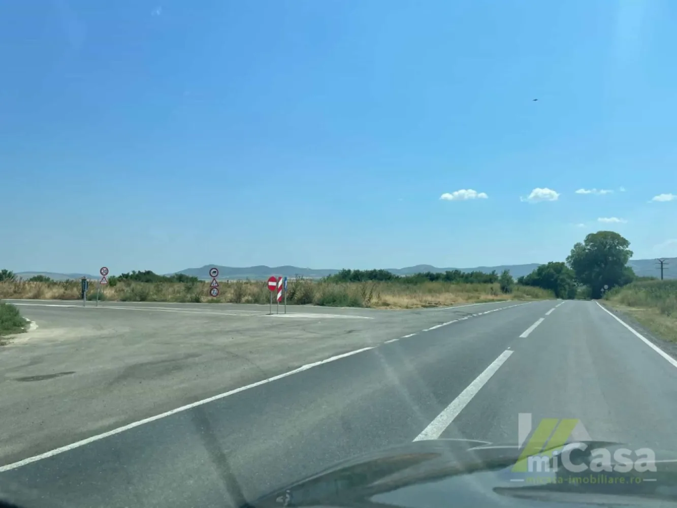 🏗️ Teren strategic pentru investiții – Isaccea, jud. Tulcea - Cumperi prin miCasa Imobiliare? Primești mai mult decât o locuință.
👉 Ai comision 0 și până la 10% reducere la materialele de amenajare interioară marca miCasa.

Cumpără inteligent. Renovează cu stil.

miCasa Imobiliare – Galați vă propune în exclusivitate un teren excelent poziționat, ideal pentru dezvoltări comerciale, logistice sau industriale.

⸻

📍 Detalii generale:
 • Suprafață totală: 17.215 mp
 * 14.000 mp intravilan – categoria de folosință: curți-construcții
 • Amplasare: Oras Isaccea, jud. Tulcea
 • Preț: 10 EUR/mp – negociabil
 • Deschidere: aprox. 300 m la drum național – teren cu 3 laturi asfaltate
 • Formă regulată – permite parcelare flexibilă și dezvoltare modulară

⸻

📌 Localizare și acces:
 • Situat pe DN22 (E87) Tulcea – Galați/Brăila, la intrarea în Isaccea
 • Acces direct către:
 • Punctul de Trecere a Frontierei Isaccea – Orlovka (Ucraina)
 • Delta Dunării – 30 km
 • Portul Constanța – 150 km
 • Portul Isaccea (activ pe transport piatră și cereale)
 • Podul peste Dunăre – Brăila, cu legătură spre viitorul DX8 Brăila – Tulcea – Constanța (în fază de proiectare)

⸻

🏭 Context economic favorabil:
 • În zonă operează 3 mari cariere de piatră (Niculitel – Dunapref, Revarsarea – Sorocam/Benari Negeev Industrial)
 • Producție cumulată de peste 1,5 milioane tone/an, cu transport rutier spre București, Iași, Ploiești etc.
 • Terenul este frecvent tranzitat de camioane internaționale (Ucraina–RO), care staționează 2–3 zile în perimetrul orașului
 • Utilități disponibile în zonă

⸻

✅ Utilizări recomandate:
 • Stație carburanți (inclusiv GPL)
 • Hub logistic / depozit / parc logistic
 • Parcare TIR și spălătorie camioane
 • Stație de încărcare vehicule electrice
 • Panouri fotovoltaice / glamping / dezvoltări industriale

Pret - 172150 euro

📁 Documentație completă disponibilă la cerere (planuri, CF, foto, video, studiu preliminar)