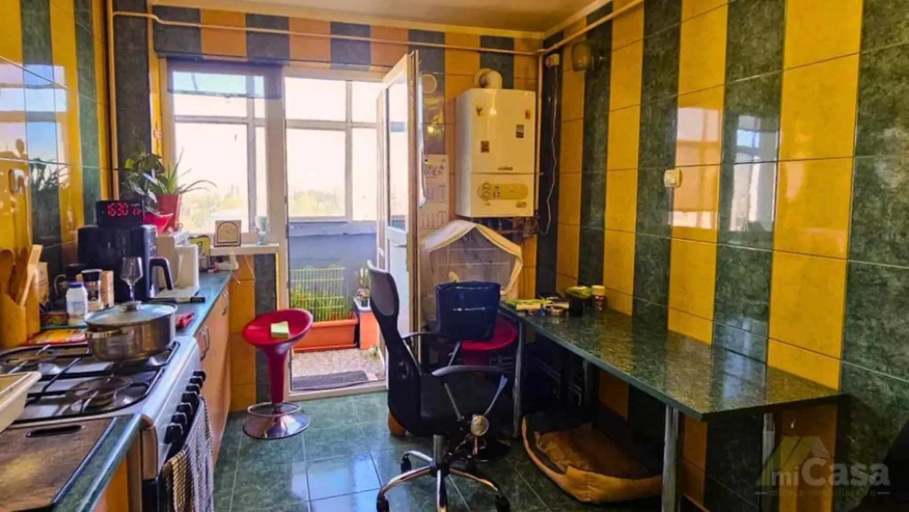 Apartament 4 Camere - Micro 18, Vis-a-Vis de Spitalul Județean, Galați - Apartament 4 camere – Etaj 8 – Cartier Micro 18, Vis-a-Vis de Spitalul Județean

miCasa imobiliare vă propune un apartament spațios și luminos, situat la etajul 8 al unui bloc cu 10 etaje din cartierul Micro 18, chiar Vis-a-Vis de Spitalul Județean. Cu o suprafață totală de 92,6 mp, Această locuință oferă o compartimentare ideală pentru familii numeroase sau investiții imobiliare sigure.

Structura apartamentului:

Cameră 1: 18,2 mp – spațiu generos, ideal pentru living sau dormitor matrimonial.
Cameră 2: 11,4 mp – perfectă pentru dormitor sau birou.
Cameră 3: 11,0 mp – ideală pentru camera copilului sau dormitor de oaspeți.
Cameră 4: 9,5 mp – versatilă, pentru birou sau zonă de relaxare.
Bucătărie: 8,5 mp – bine proporționată, cu potențial de amenajare modernă.
Baie: 4,3 mp – suficient spațiu pentru o amenajare confortabilă.
WC de serviciu: 3,3 mp – un plus de funcționalitate.
Debara: 1,0 mp – spațiu practic pentru depozitare.
Cămară: 1,0 mp – utilă pentru organizarea proviziilor.
Hol: 10,4 mp – oferă acces facil către toate zonele locuinței.
Balcon: 14,0 mp – spațiu generos, cu vedere panoramică, ideal pentru relaxare.

Detalii suplimentare:

Suprafață utilă: 78,6 mp
Suprafață totală: 92,6 mp
Etaj: 8/10 – cu lift funcțional
Compartimentare: decomandat

Beneficii și poziționare:

Vis-a-Vis de Spitalul Județean – perfect pentru personal medical sau închiriere
Zonă foarte accesibilă, aproape de mijloace de transport, școli, magazine
Bloc cu 10 etaje și lift – confort sporit și acces facil
Vedere panoramică – lumină naturală din abundență

Acest apartament reprezintă o oportunitate excelentă pentru o familie care își dorește spațiu generos sau pentru cei în căutarea unei investiții în zona centrală a orașului.

Contactează-ne pentru mai multe detalii sau pentru a programa o vizionare!

Cumperi prin miCasa Imobiliare? Primești mai mult decât o locuință.
👉 Ai comision 0 și până la 10% reducere la materialele de amenajare interioară marca miCasa.

Cumpără inteligent. Renovează cu stil.