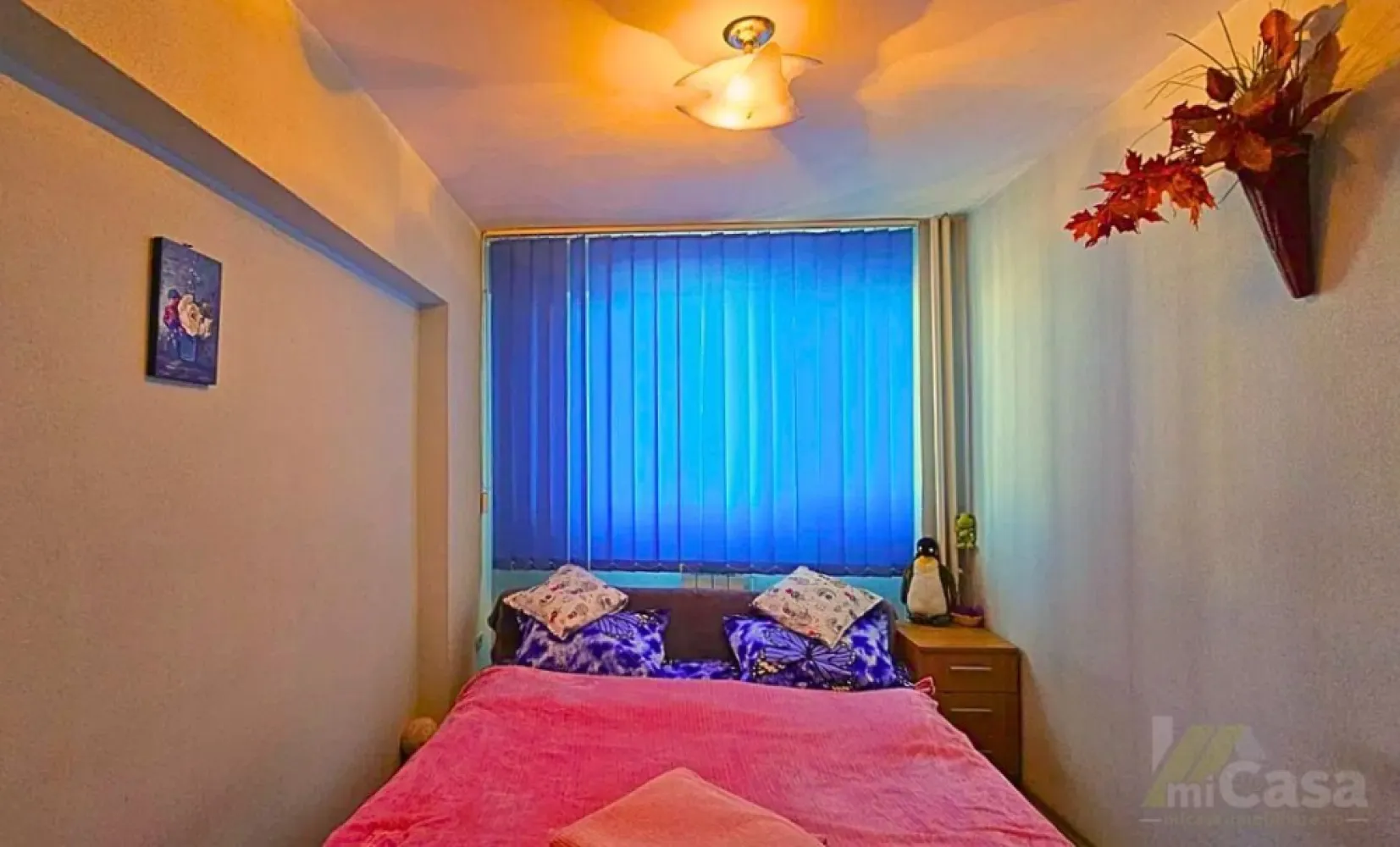 Apartament 4 Camere - Micro 18, Vis-a-Vis de Spitalul Județean, Galați - Apartament 4 camere – Etaj 8 – Cartier Micro 18, Vis-a-Vis de Spitalul Județean

miCasa imobiliare vă propune un apartament spațios și luminos, situat la etajul 8 al unui bloc cu 10 etaje din cartierul Micro 18, chiar Vis-a-Vis de Spitalul Județean. Cu o suprafață totală de 92,6 mp, Această locuință oferă o compartimentare ideală pentru familii numeroase sau investiții imobiliare sigure.

Structura apartamentului:

Cameră 1: 18,2 mp – spațiu generos, ideal pentru living sau dormitor matrimonial.
Cameră 2: 11,4 mp – perfectă pentru dormitor sau birou.
Cameră 3: 11,0 mp – ideală pentru camera copilului sau dormitor de oaspeți.
Cameră 4: 9,5 mp – versatilă, pentru birou sau zonă de relaxare.
Bucătărie: 8,5 mp – bine proporționată, cu potențial de amenajare modernă.
Baie: 4,3 mp – suficient spațiu pentru o amenajare confortabilă.
WC de serviciu: 3,3 mp – un plus de funcționalitate.
Debara: 1,0 mp – spațiu practic pentru depozitare.
Cămară: 1,0 mp – utilă pentru organizarea proviziilor.
Hol: 10,4 mp – oferă acces facil către toate zonele locuinței.
Balcon: 14,0 mp – spațiu generos, cu vedere panoramică, ideal pentru relaxare.

Detalii suplimentare:

Suprafață utilă: 78,6 mp
Suprafață totală: 92,6 mp
Etaj: 8/10 – cu lift funcțional
Compartimentare: decomandat

Beneficii și poziționare:

Vis-a-Vis de Spitalul Județean – perfect pentru personal medical sau închiriere
Zonă foarte accesibilă, aproape de mijloace de transport, școli, magazine
Bloc cu 10 etaje și lift – confort sporit și acces facil
Vedere panoramică – lumină naturală din abundență

Acest apartament reprezintă o oportunitate excelentă pentru o familie care își dorește spațiu generos sau pentru cei în căutarea unei investiții în zona centrală a orașului.

Contactează-ne pentru mai multe detalii sau pentru a programa o vizionare!

Cumperi prin miCasa Imobiliare? Primești mai mult decât o locuință.
👉 Ai comision 0 și până la 10% reducere la materialele de amenajare interioară marca miCasa.

Cumpără inteligent. Renovează cu stil.