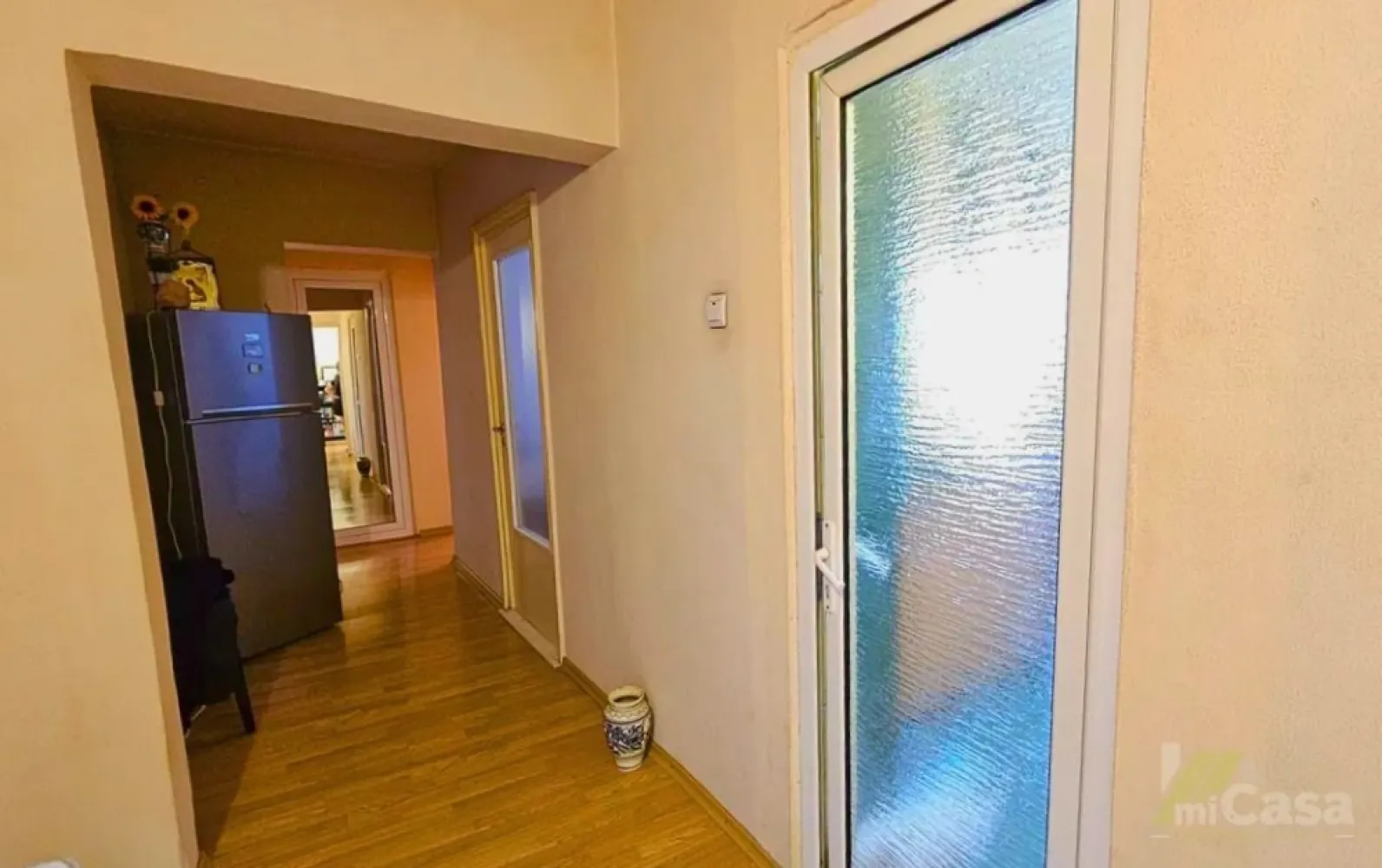 Apartament 4 Camere - Micro 18, Vis-a-Vis de Spitalul Județean, Galați - Apartament 4 camere – Etaj 8 – Cartier Micro 18, Vis-a-Vis de Spitalul Județean

miCasa imobiliare vă propune un apartament spațios și luminos, situat la etajul 8 al unui bloc cu 10 etaje din cartierul Micro 18, chiar Vis-a-Vis de Spitalul Județean. Cu o suprafață totală de 92,6 mp, Această locuință oferă o compartimentare ideală pentru familii numeroase sau investiții imobiliare sigure.

Structura apartamentului:

Cameră 1: 18,2 mp – spațiu generos, ideal pentru living sau dormitor matrimonial.
Cameră 2: 11,4 mp – perfectă pentru dormitor sau birou.
Cameră 3: 11,0 mp – ideală pentru camera copilului sau dormitor de oaspeți.
Cameră 4: 9,5 mp – versatilă, pentru birou sau zonă de relaxare.
Bucătărie: 8,5 mp – bine proporționată, cu potențial de amenajare modernă.
Baie: 4,3 mp – suficient spațiu pentru o amenajare confortabilă.
WC de serviciu: 3,3 mp – un plus de funcționalitate.
Debara: 1,0 mp – spațiu practic pentru depozitare.
Cămară: 1,0 mp – utilă pentru organizarea proviziilor.
Hol: 10,4 mp – oferă acces facil către toate zonele locuinței.
Balcon: 14,0 mp – spațiu generos, cu vedere panoramică, ideal pentru relaxare.

Detalii suplimentare:

Suprafață utilă: 78,6 mp
Suprafață totală: 92,6 mp
Etaj: 8/10 – cu lift funcțional
Compartimentare: decomandat

Beneficii și poziționare:

Vis-a-Vis de Spitalul Județean – perfect pentru personal medical sau închiriere
Zonă foarte accesibilă, aproape de mijloace de transport, școli, magazine
Bloc cu 10 etaje și lift – confort sporit și acces facil
Vedere panoramică – lumină naturală din abundență

Acest apartament reprezintă o oportunitate excelentă pentru o familie care își dorește spațiu generos sau pentru cei în căutarea unei investiții în zona centrală a orașului.

Contactează-ne pentru mai multe detalii sau pentru a programa o vizionare!

Cumperi prin miCasa Imobiliare? Primești mai mult decât o locuință.
👉 Ai comision 0 și până la 10% reducere la materialele de amenajare interioară marca miCasa.

Cumpără inteligent. Renovează cu stil.