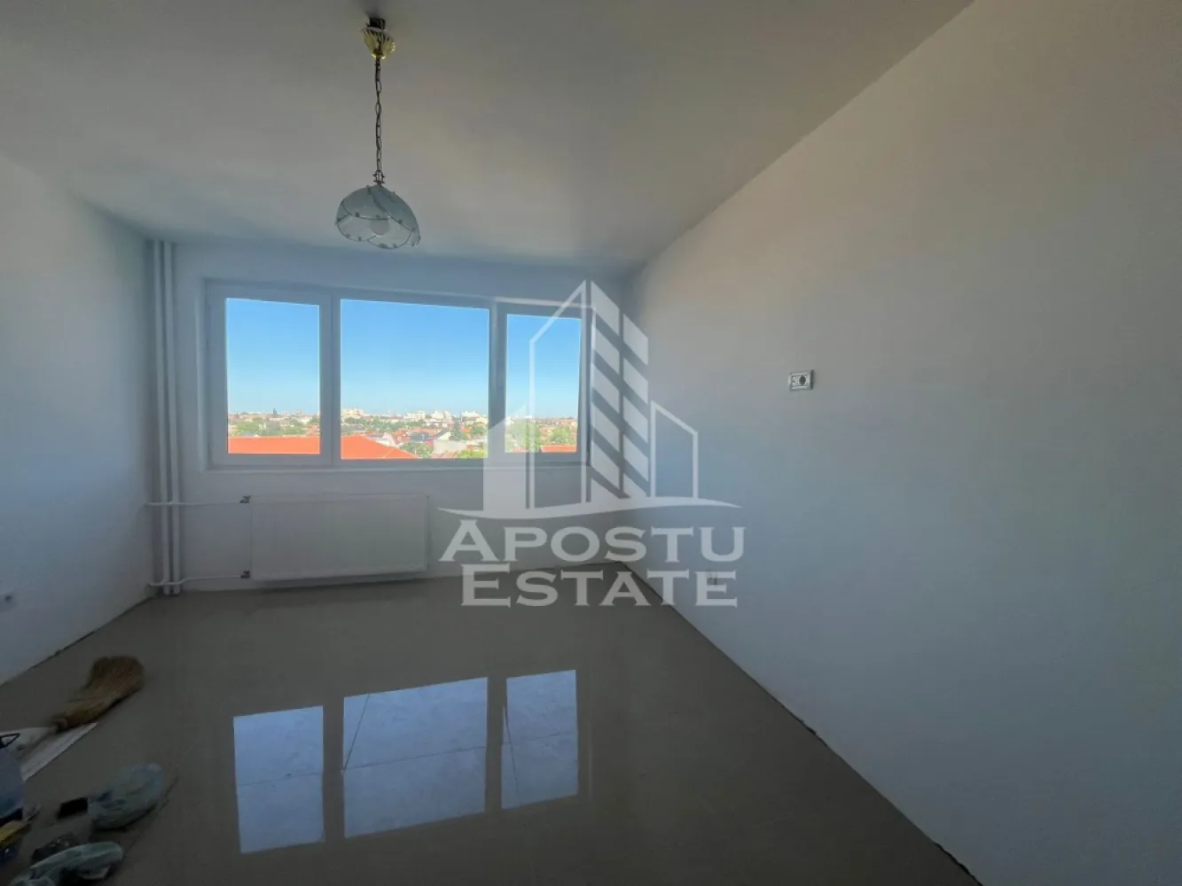 Apartament cu 2 camere, decomandat, renovat, zona Dambovita - APOSTU ESTATE va ofera spre vanzare un apartament 2 camere, decomandat, situat in zona Dambovita.
Acest apartament cu o suprafata de 45+ balcon mp dispune de urmatoarele facilitati si este compartimentata astfel:
- Hol de acces;
- Bucatarie spatioasa, cu loc de luat masa;
- Sufragerie luminoasa cu acces la balcon inchis;
- Dormitor;
- Baie dotata cu dus walk-in

Proprietarul a renovat complet apartamentul si se vinde nemobilat.Apartamentul are proiectul de gaz facut si teava trasa in bucatarie, trebuie doar montata centrala. Imobilul se bucura de o pozitionare privilegiata, oferind acces rapid la diverse puncte de interes din zona:
- Shoping city ;
- Centrul orasului;
- Statii de transport in comun;
- Supermarketuri precum Kaufland si Lidl;
- Sala de fitness Friends Arena.

Va invitam cu drag sa programati o vizionare pentru a aprecia personal toate facilitatile si avantajele acestui imobil.