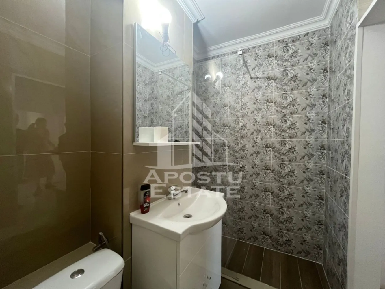 Apartament cu 2 camere, decomandat, renovat, zona Dambovita - APOSTU ESTATE va ofera spre vanzare un apartament 2 camere, decomandat, situat in zona Dambovita.
Acest apartament cu o suprafata de 45+ balcon mp dispune de urmatoarele facilitati si este compartimentata astfel:
- Hol de acces;
- Bucatarie spatioasa, cu loc de luat masa;
- Sufragerie luminoasa cu acces la balcon inchis;
- Dormitor;
- Baie dotata cu dus walk-in

Proprietarul a renovat complet apartamentul si se vinde nemobilat.Apartamentul are proiectul de gaz facut si teava trasa in bucatarie, trebuie doar montata centrala. Imobilul se bucura de o pozitionare privilegiata, oferind acces rapid la diverse puncte de interes din zona:
- Shoping city ;
- Centrul orasului;
- Statii de transport in comun;
- Supermarketuri precum Kaufland si Lidl;
- Sala de fitness Friends Arena.

Va invitam cu drag sa programati o vizionare pentru a aprecia personal toate facilitatile si avantajele acestui imobil.